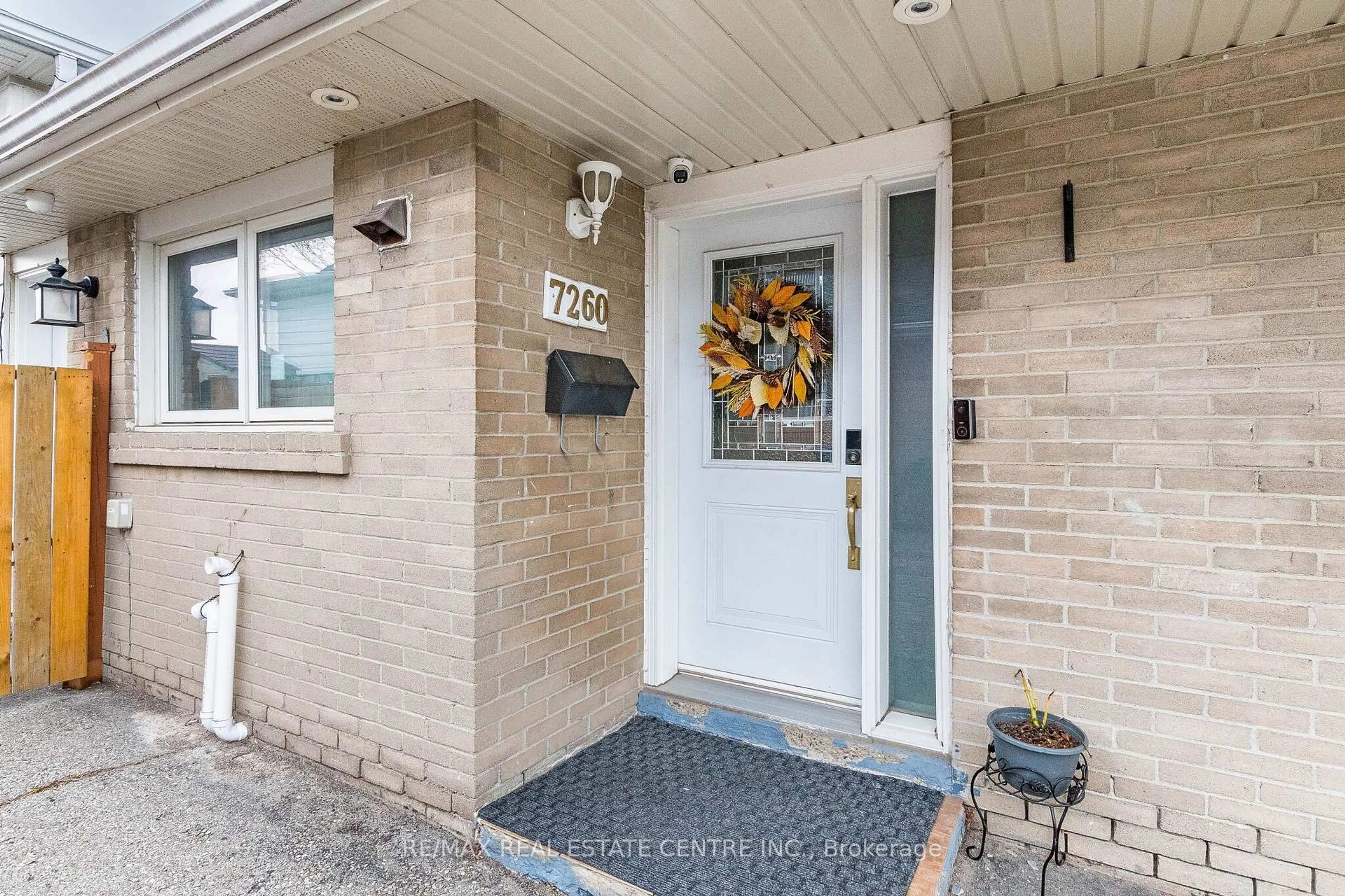Indoor entryway for 7260 Redfox Rd, Mississauga Ontario L4T 2L8