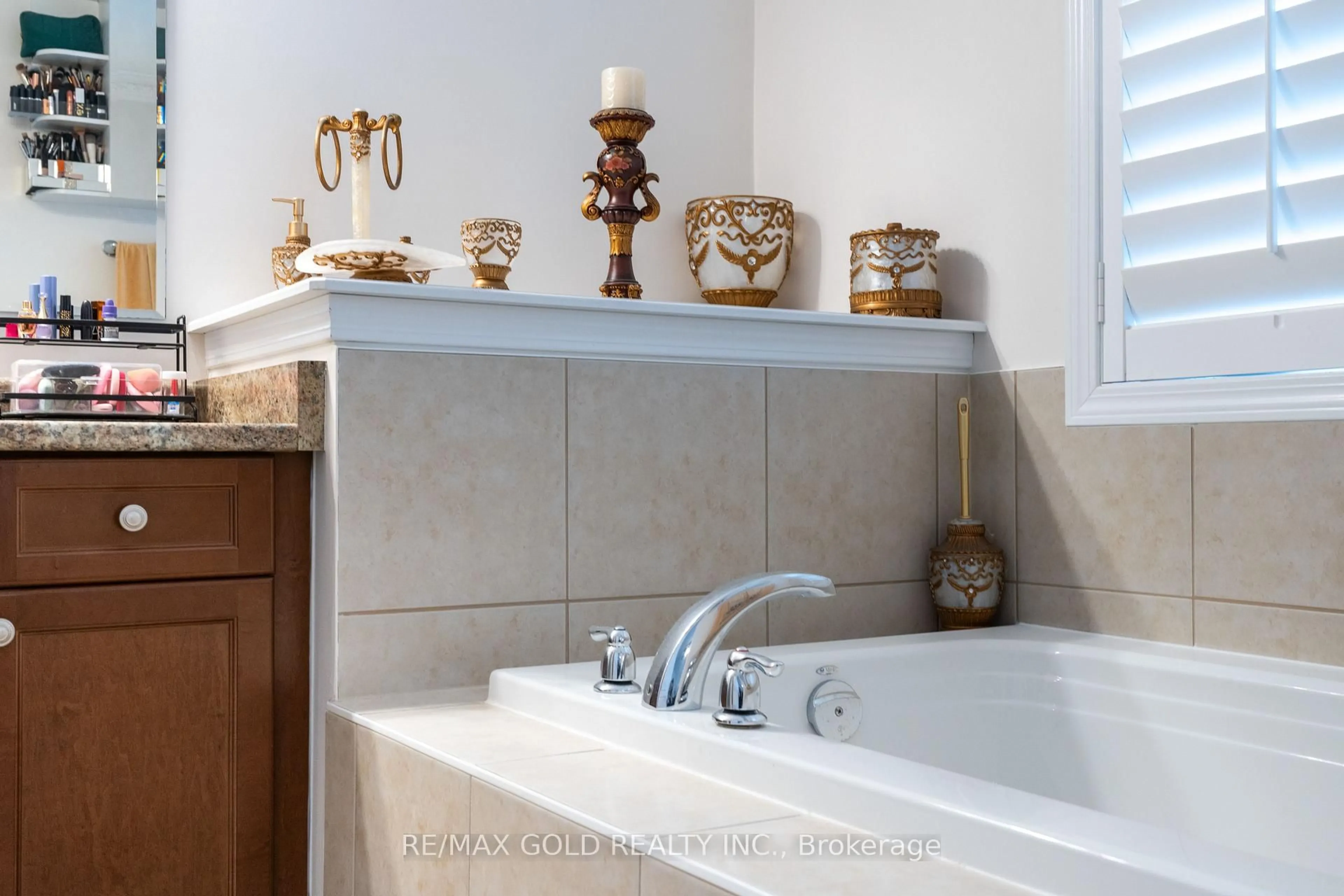 Contemporary bathroom, ceramic/tile floor for 1035 SAVOLINE Blvd, Milton Ontario L9T 8P2