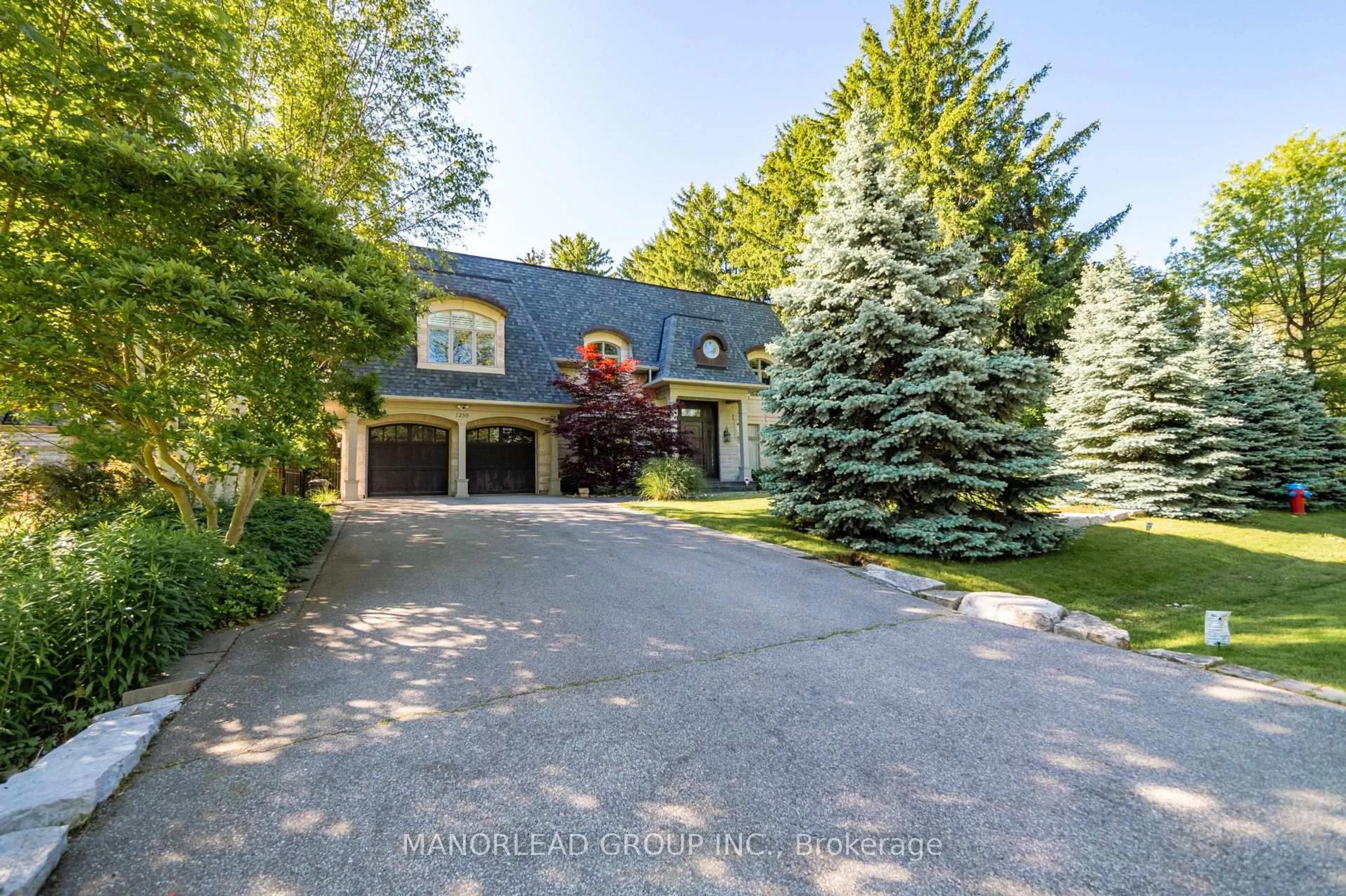 A pic from outside/outdoor area/front of a property/back of a property/a pic from drone, street for 1259 Cleaver Dr, Oakville Ontario L6J 1W2