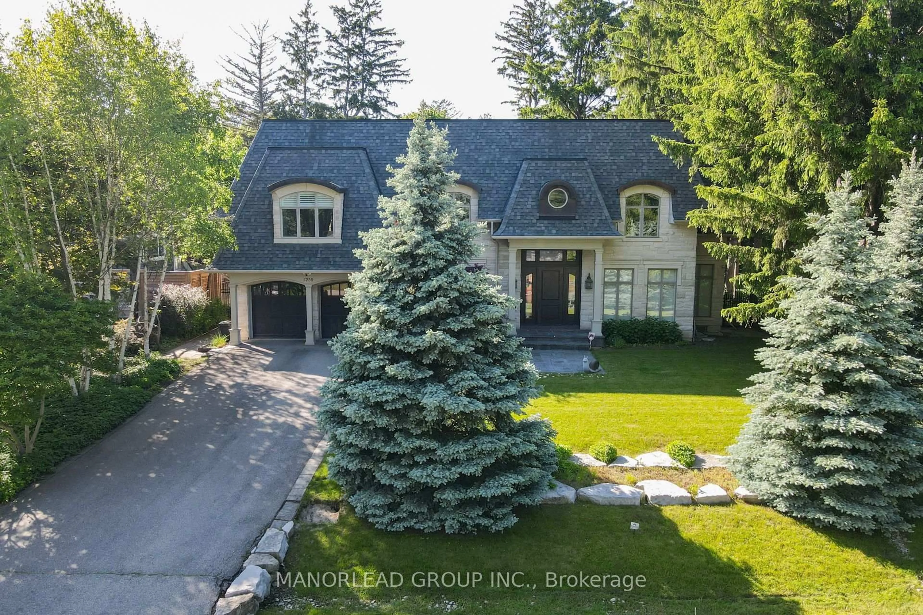 A pic from outside/outdoor area/front of a property/back of a property/a pic from drone, street for 1259 Cleaver Dr, Oakville Ontario L6J 1W2