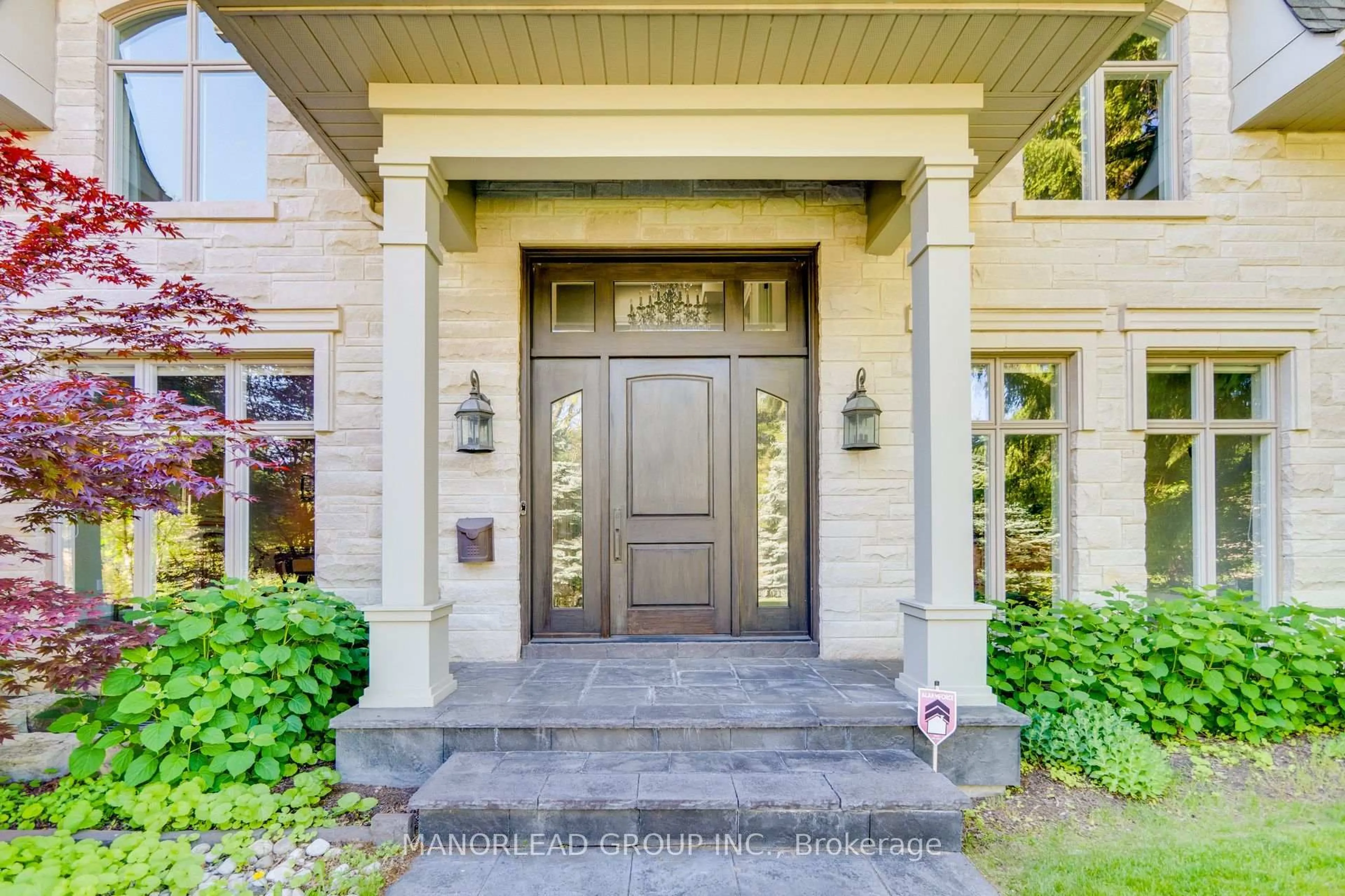 Indoor entryway for 1259 Cleaver Dr, Oakville Ontario L6J 1W2