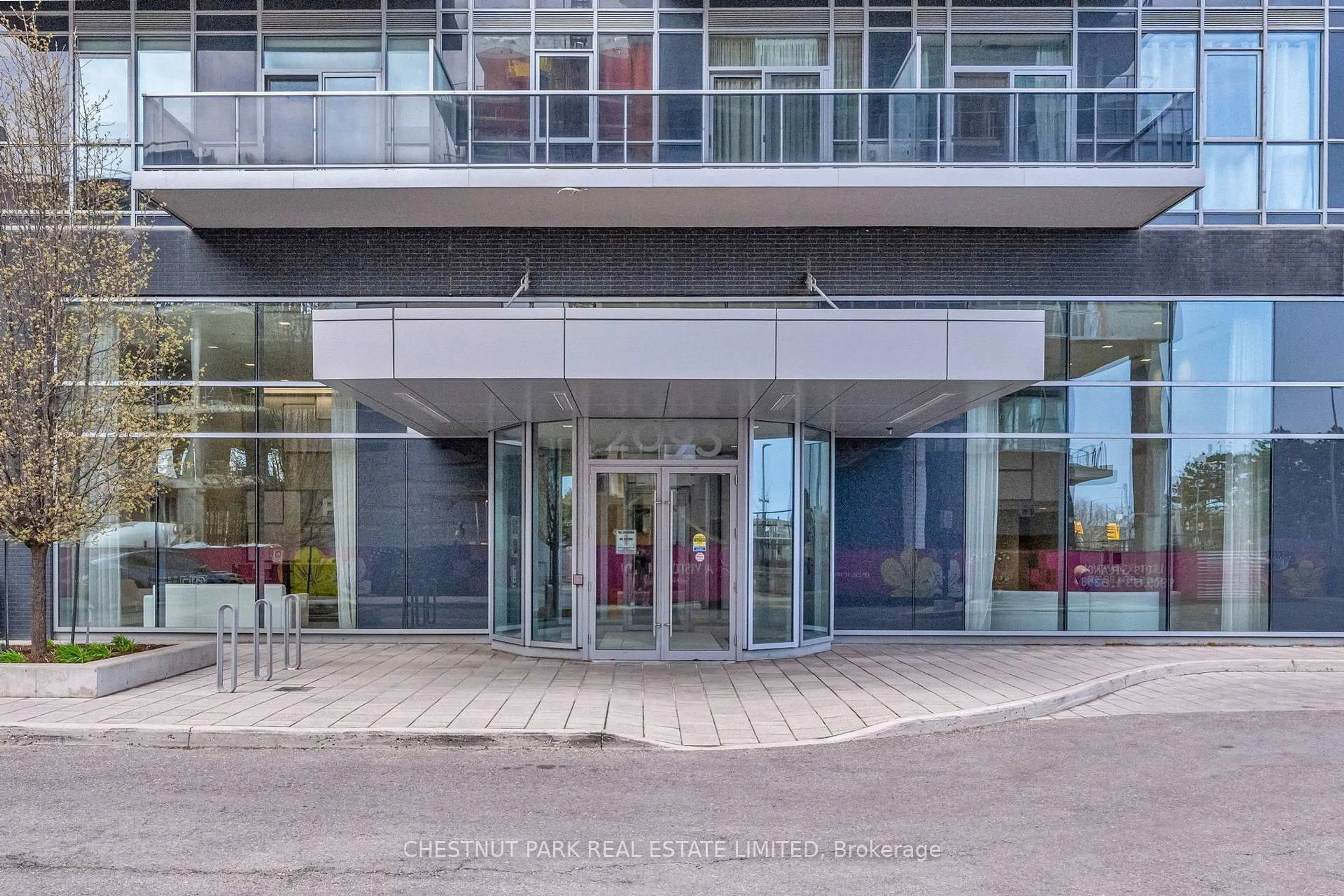 Indoor foyer for 2093 Fairview St #604, Burlington Ontario L7R 0E6