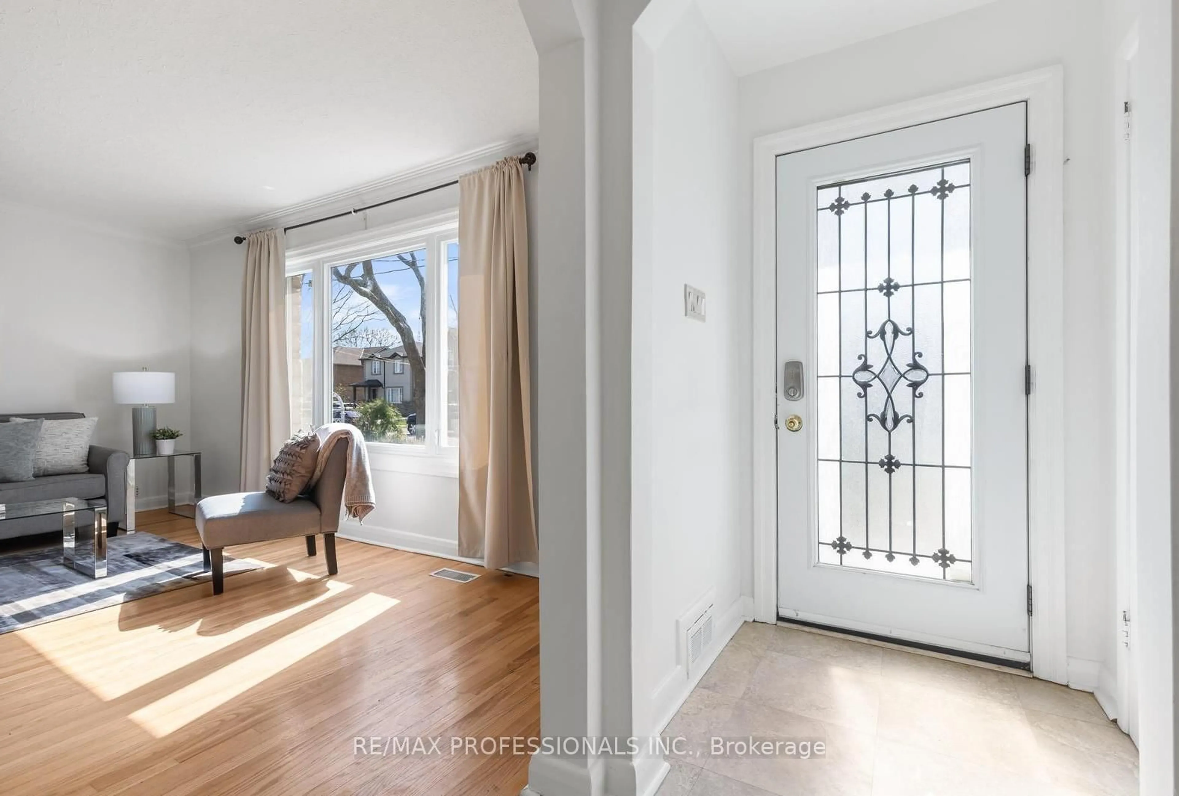 Indoor entryway for 25 Charleston Rd, Toronto Ontario M9B 4M6