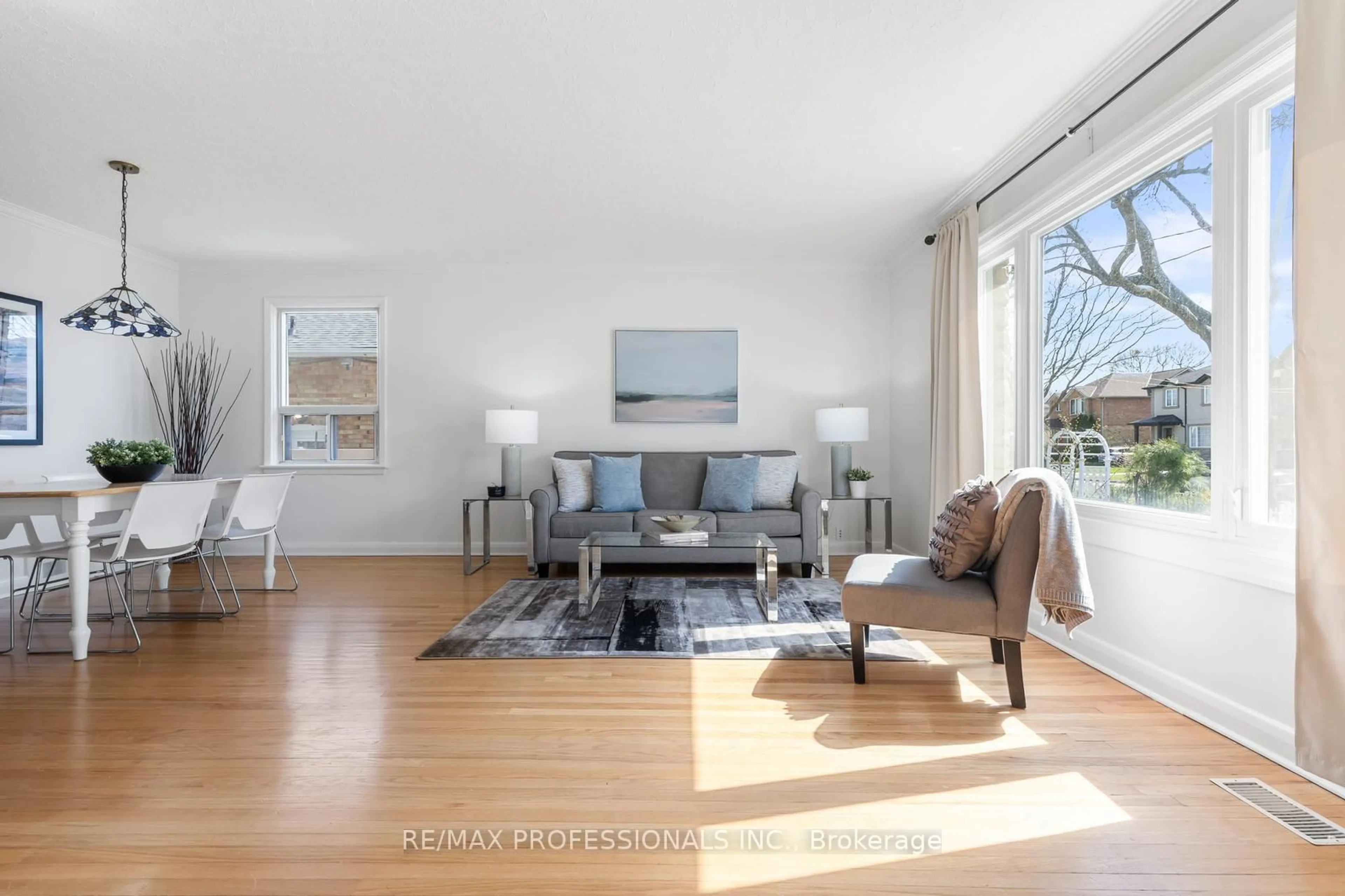 Living room with furniture, wood/laminate floor for 25 Charleston Rd, Toronto Ontario M9B 4M6