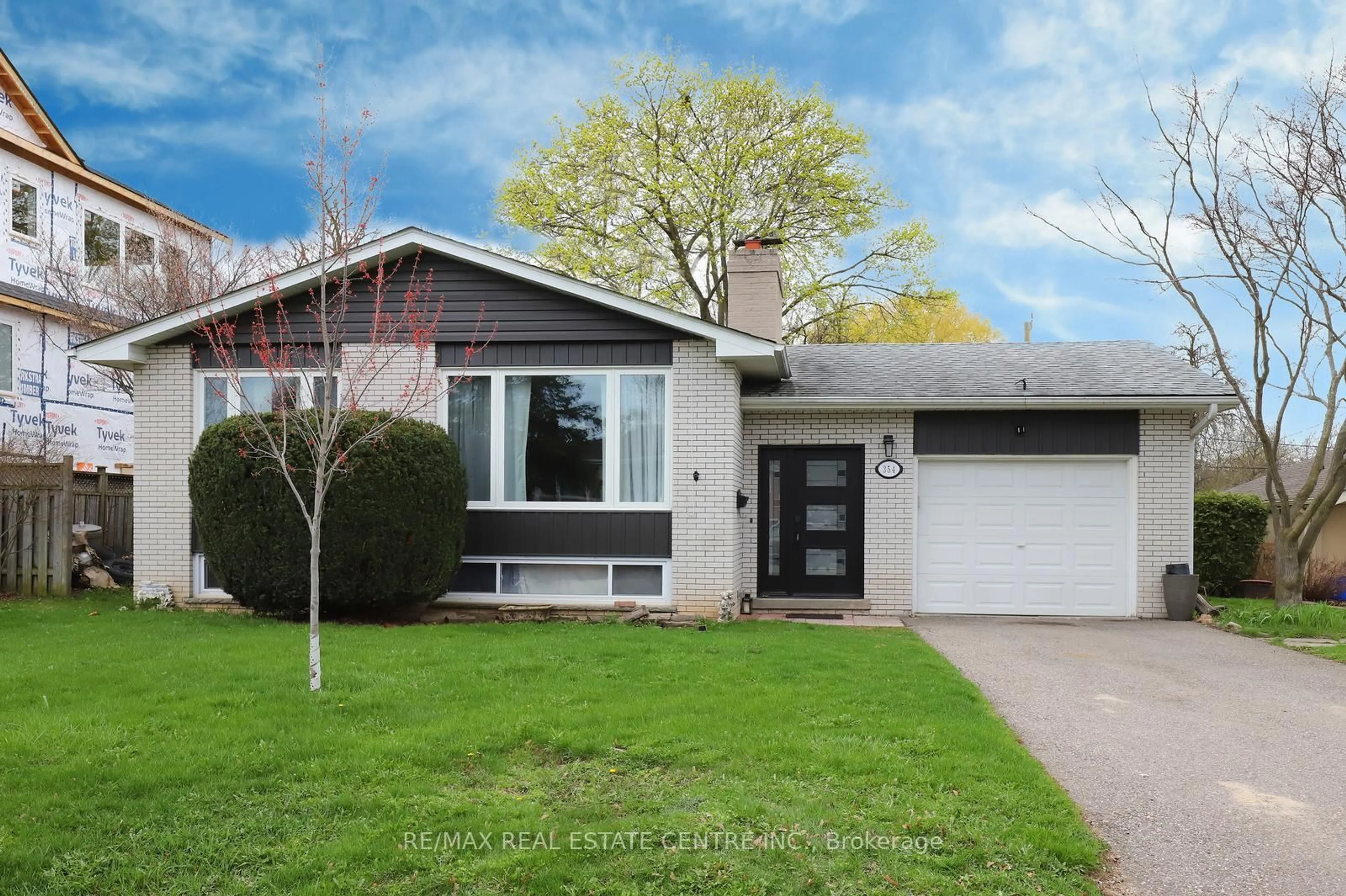 Home with vinyl exterior material, street for 354 Maplewood Cres, Milton Ontario L9T 2E9