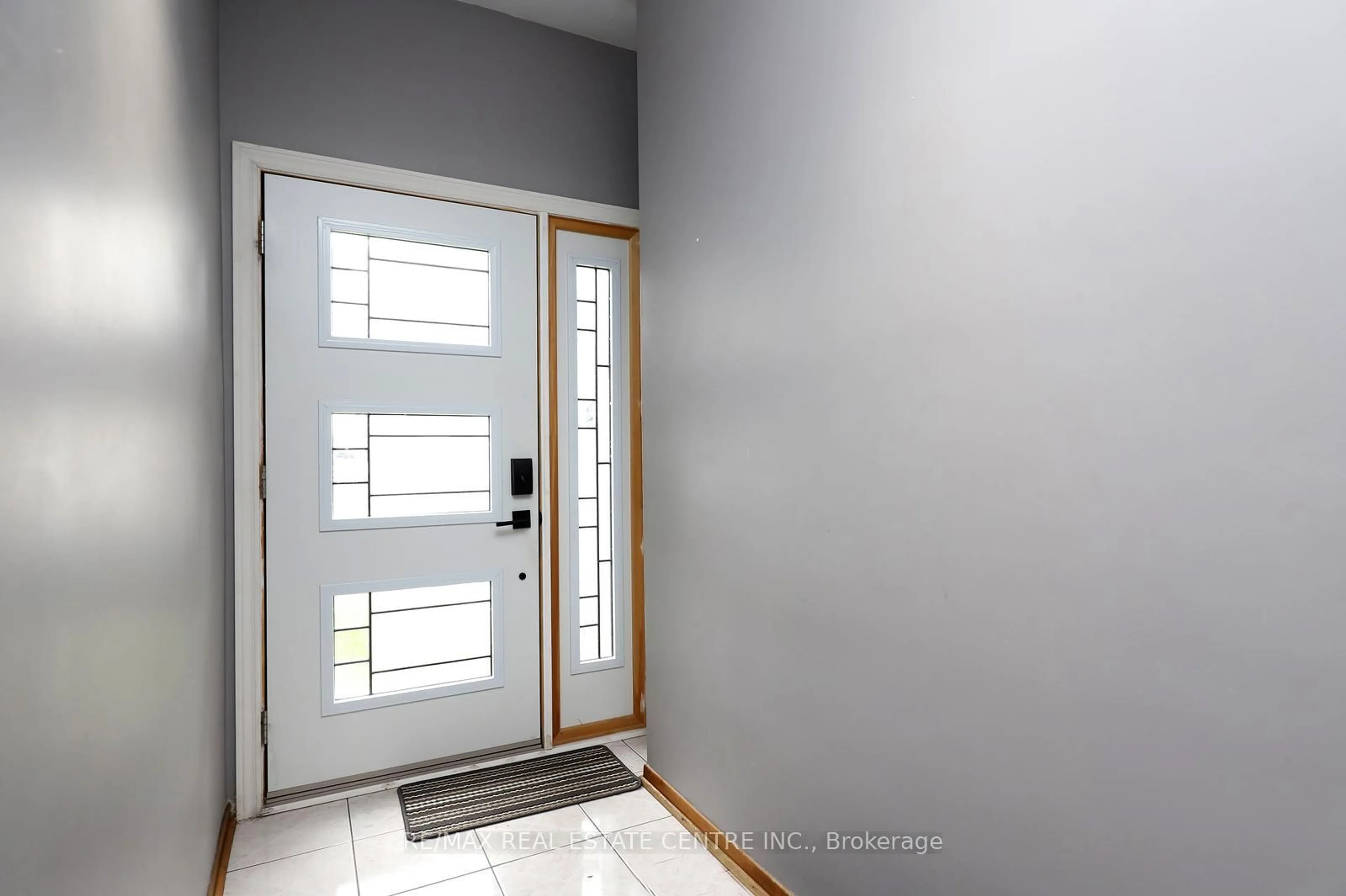 Indoor entryway for 354 Maplewood Cres, Milton Ontario L9T 2E9