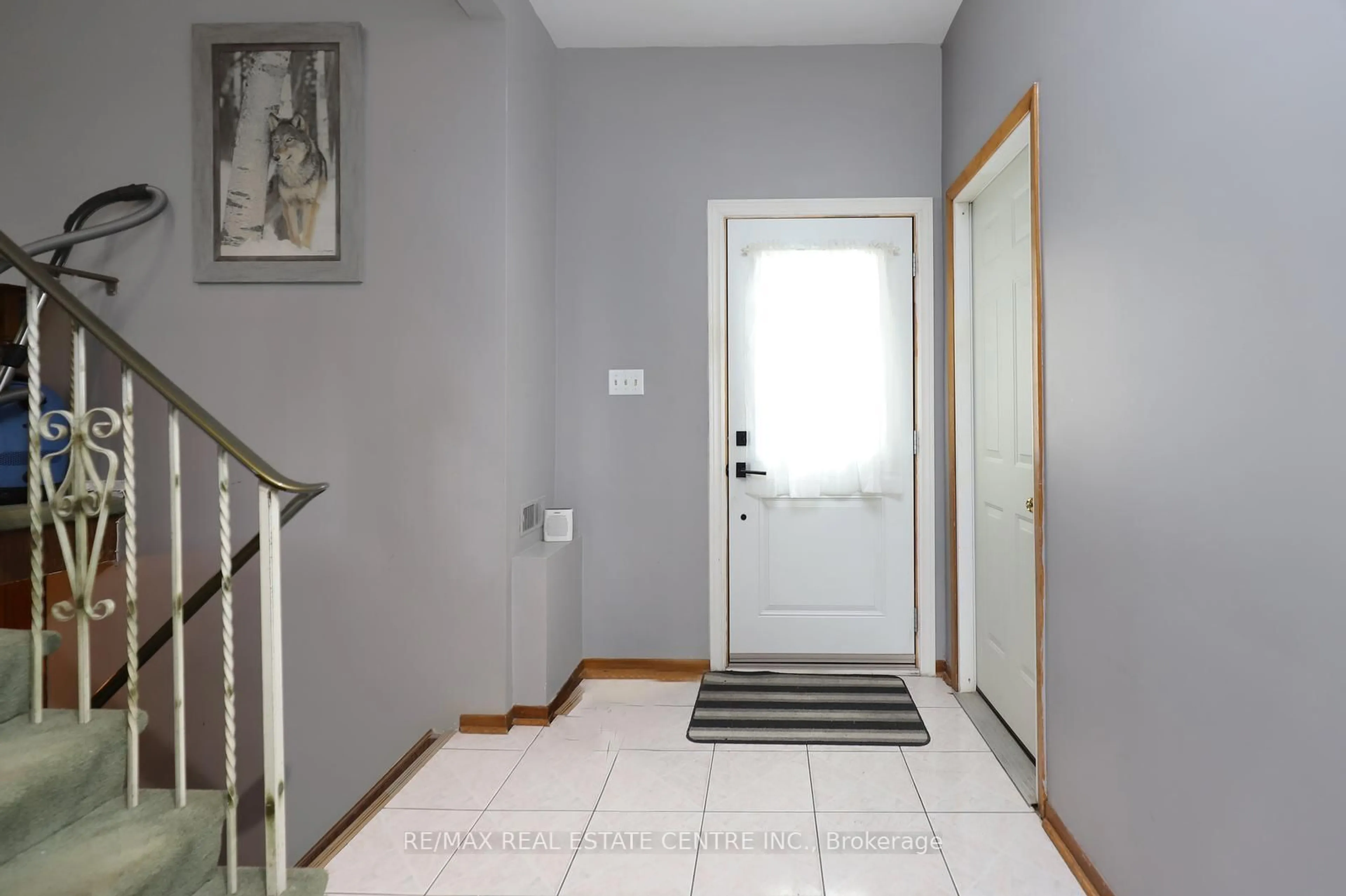 Indoor entryway for 354 Maplewood Cres, Milton Ontario L9T 2E9