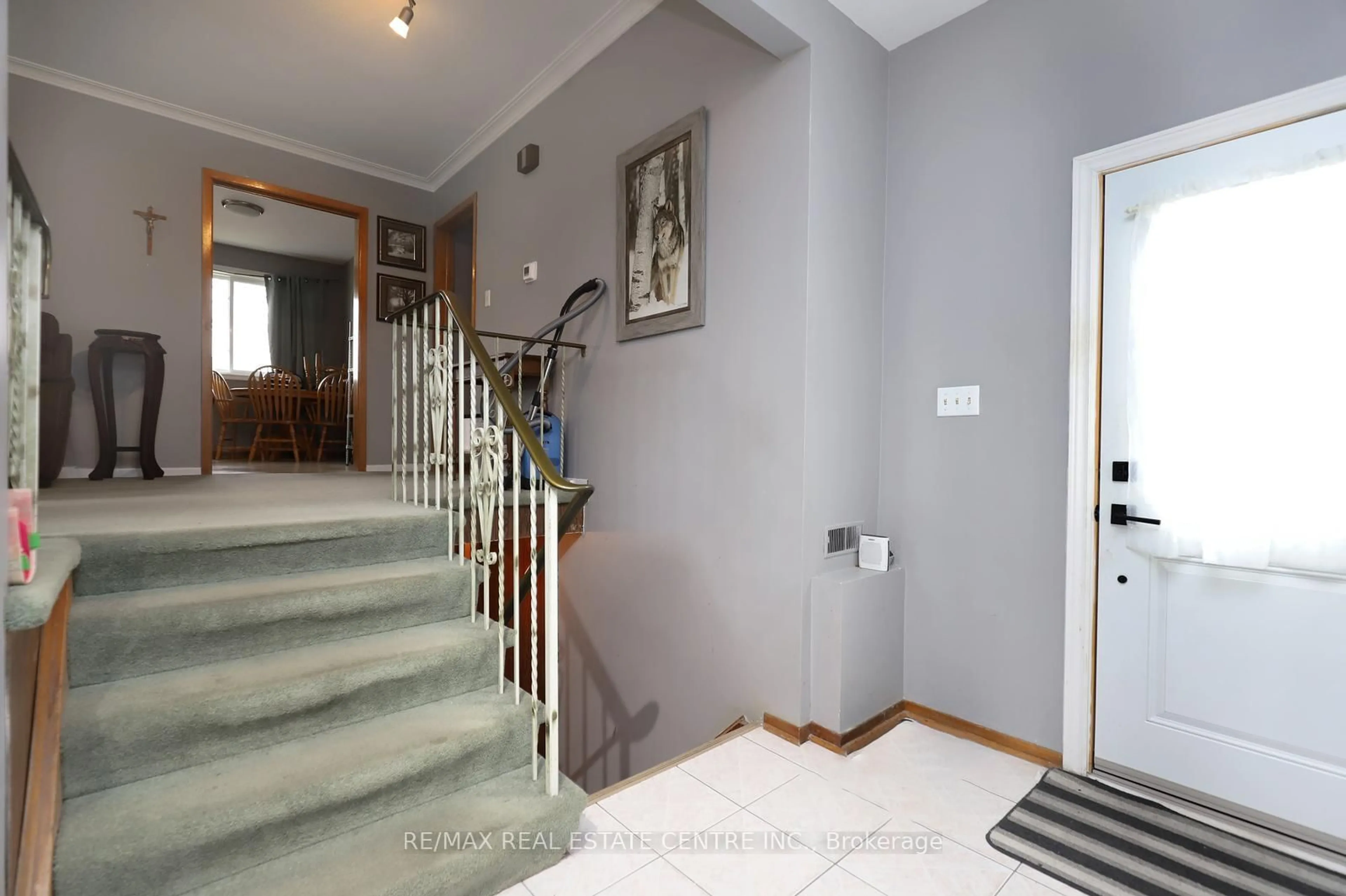 Indoor foyer for 354 Maplewood Cres, Milton Ontario L9T 2E9