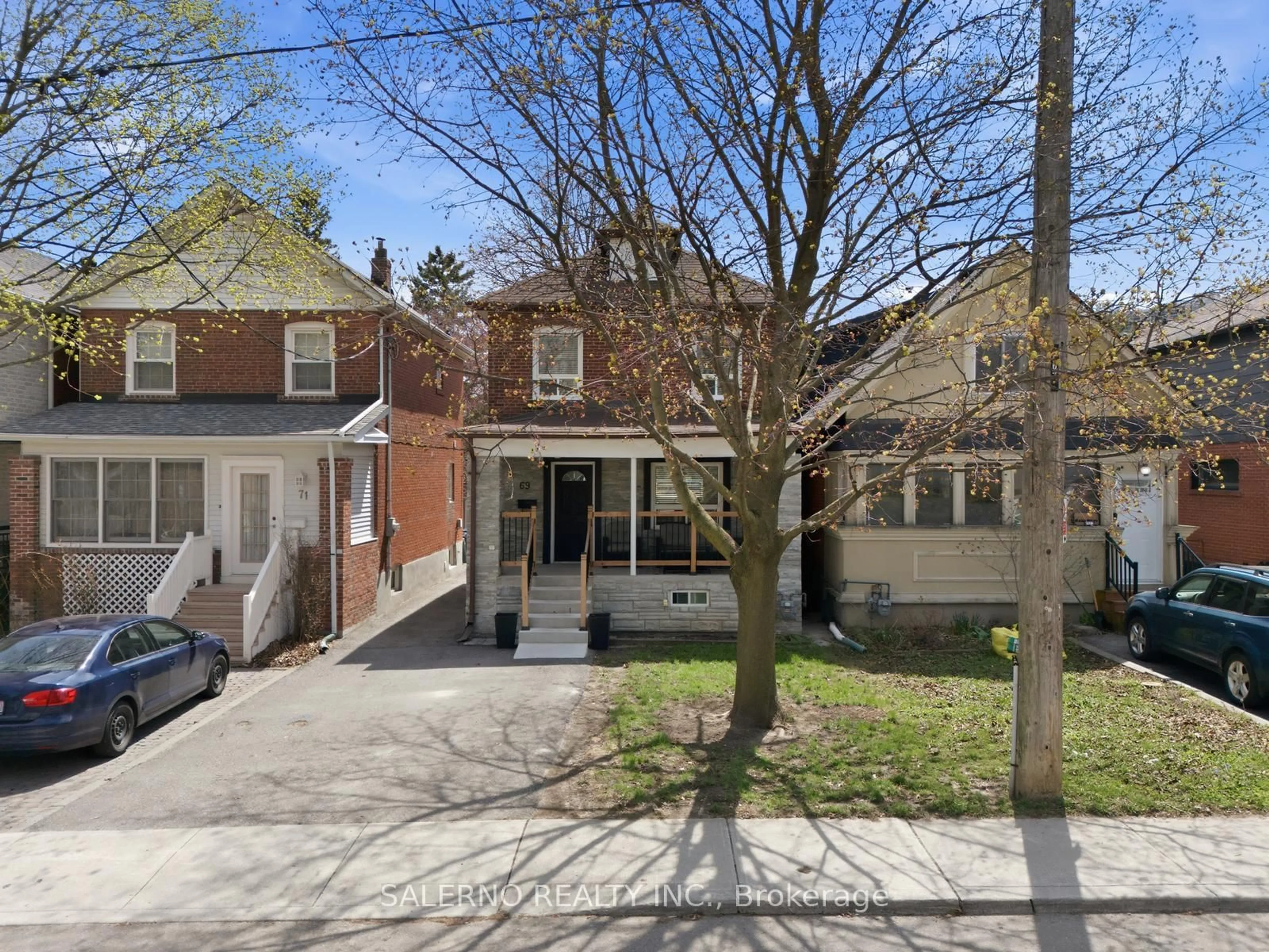 A pic from outside/outdoor area/front of a property/back of a property/a pic from drone, street for 69 Robert St, Toronto Ontario M9N 2J6