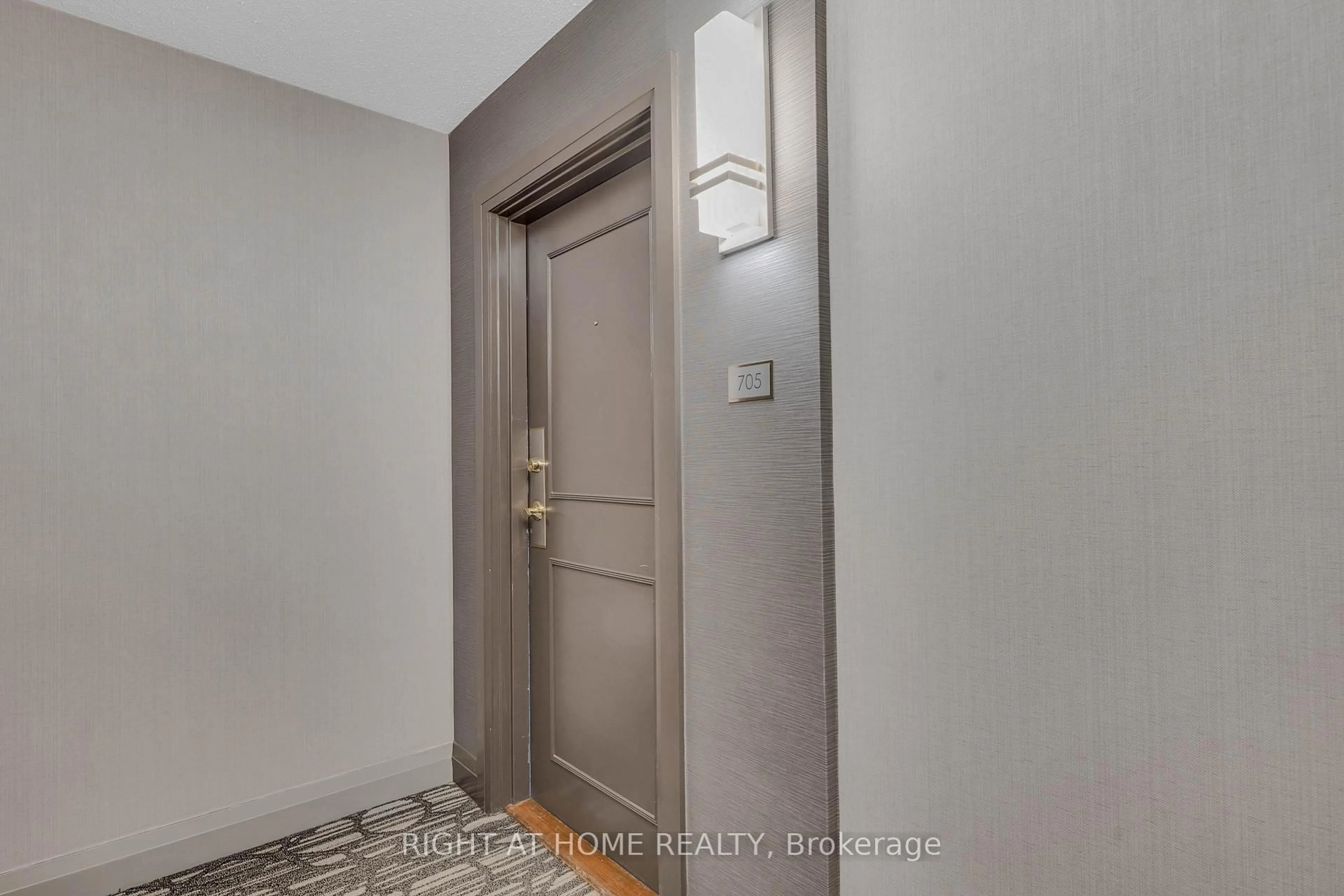 Indoor entryway for 1140 Parkwest Pl #705, Mississauga Ontario L5E 3K9