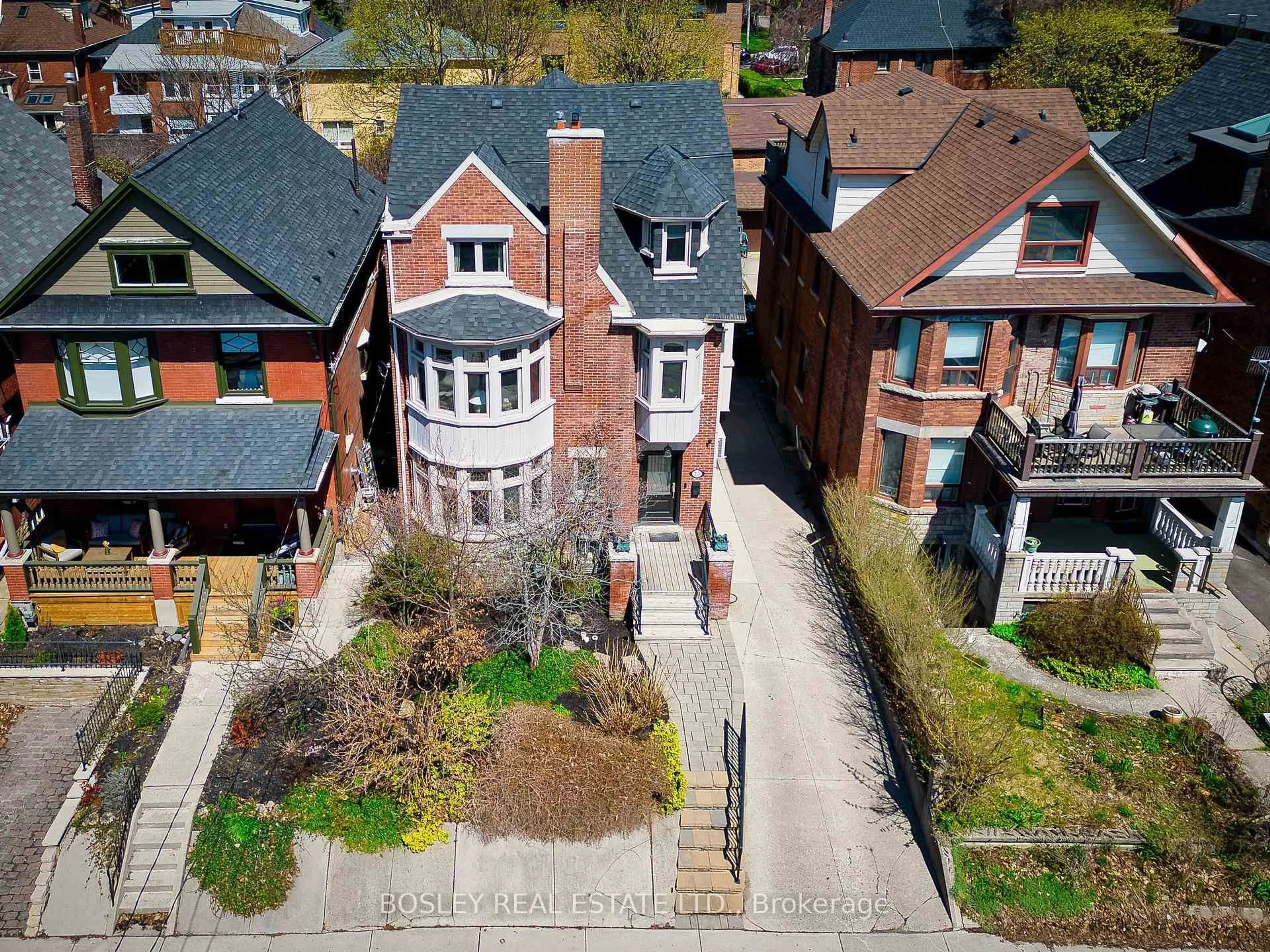 A pic from outside/outdoor area/front of a property/back of a property/a pic from drone, street for 220 Wright Ave, Toronto Ontario M6R 1L3