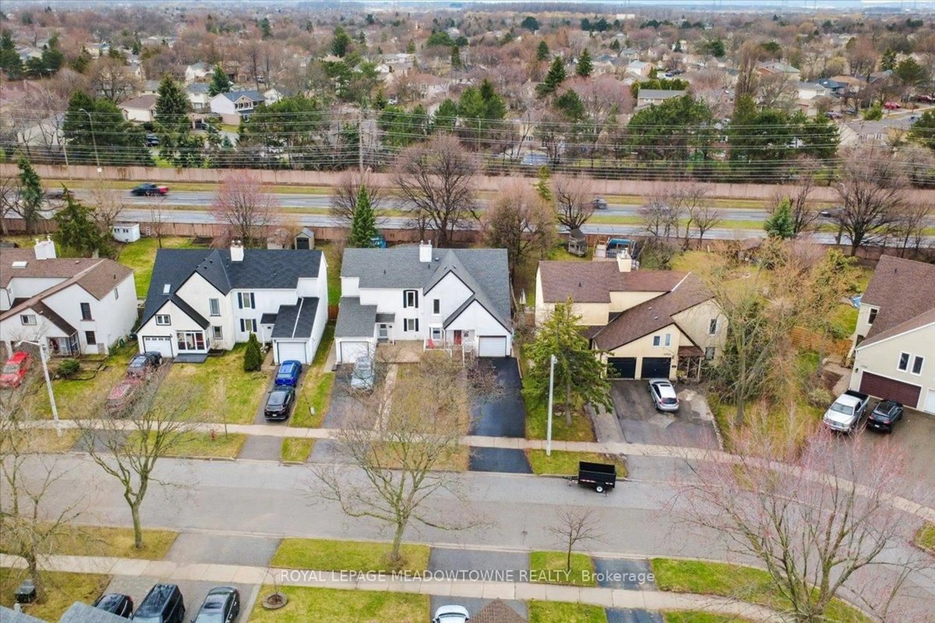 A pic from outside/outdoor area/front of a property/back of a property/a pic from drone, street for 2945 Nipiwin Dr, Mississauga Ontario L5N 1Y1