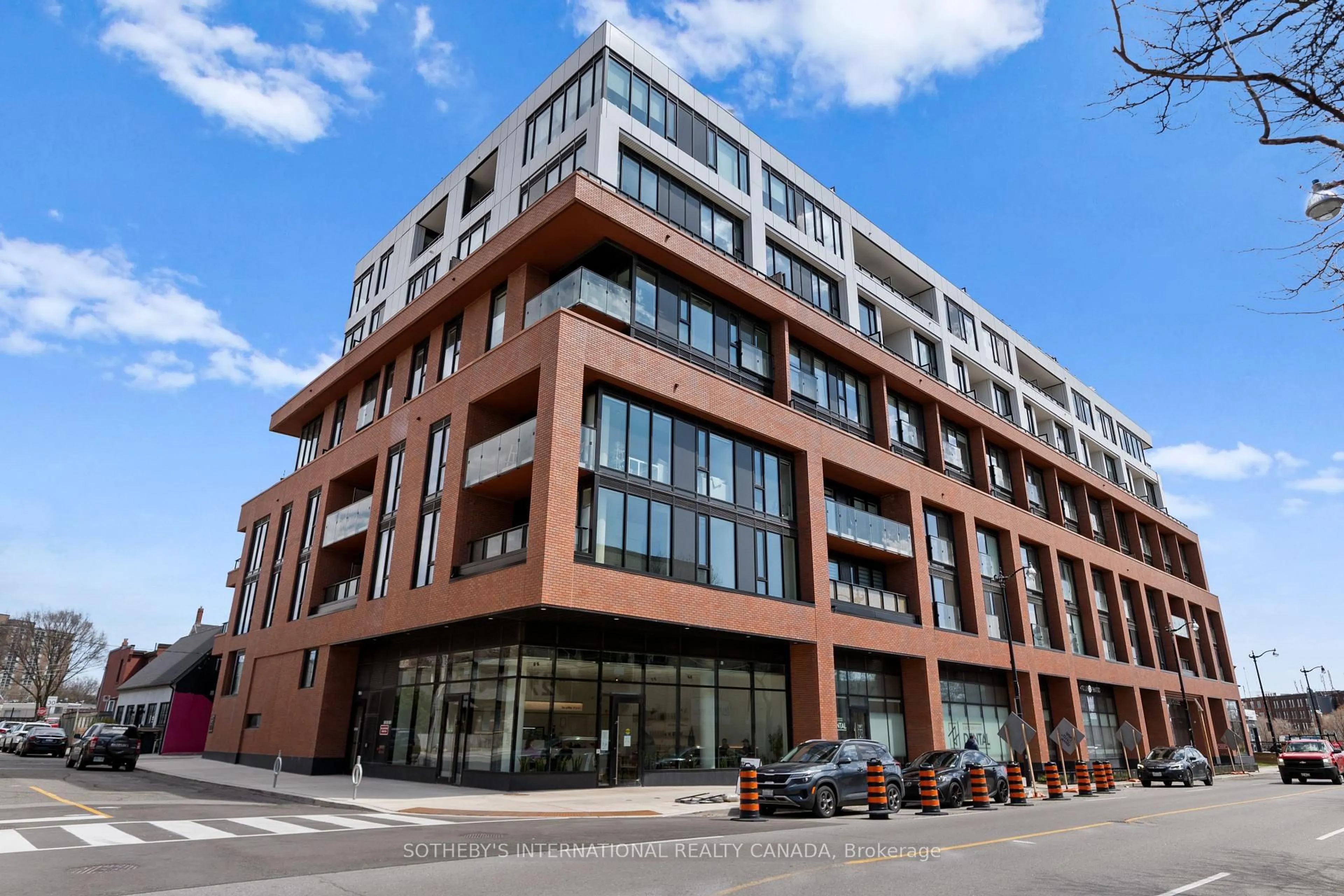 Unknown for 2720 Dundas St #323, Toronto Ontario M6P 1Y2