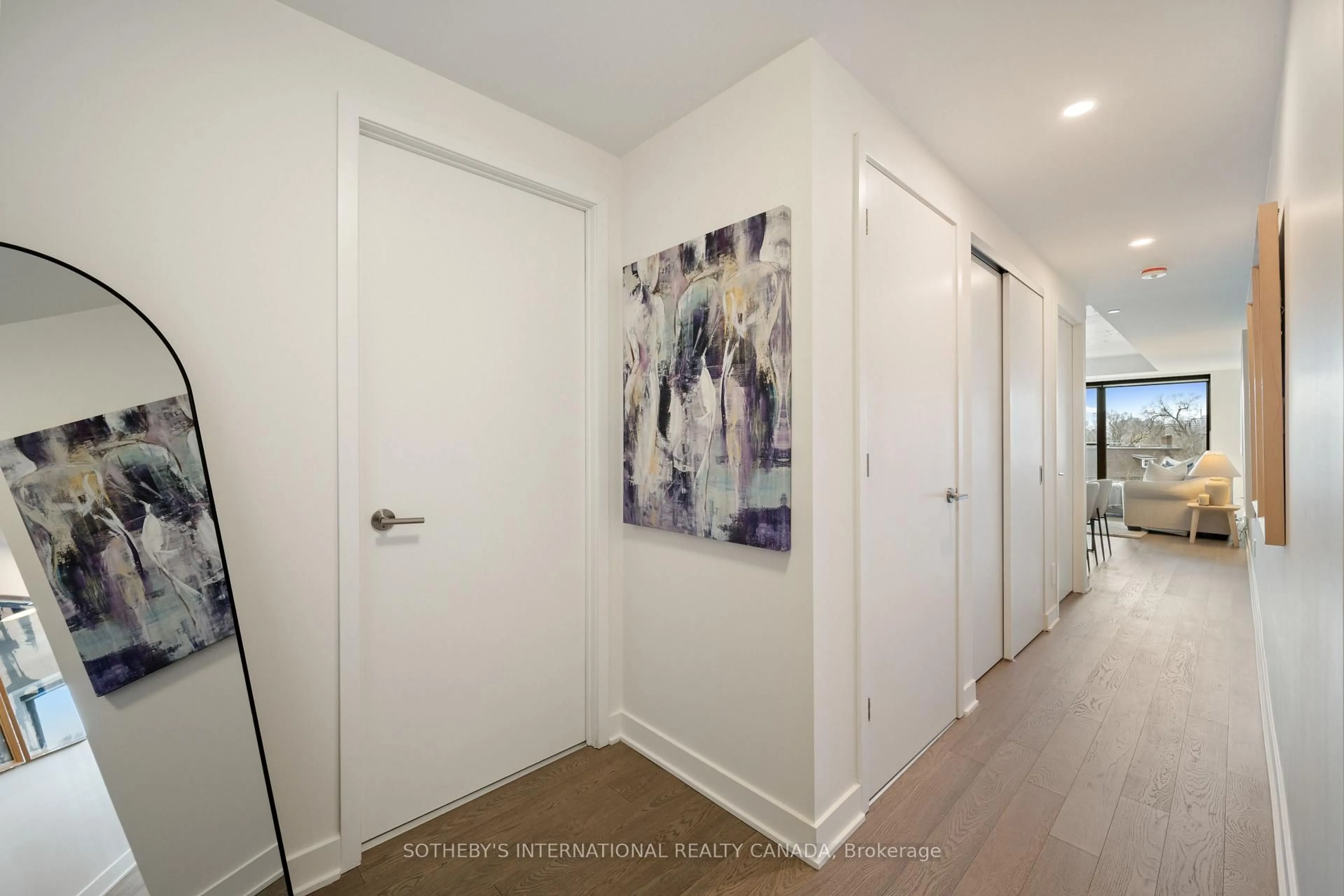 Indoor entryway for 2720 Dundas St #323, Toronto Ontario M6P 1Y2