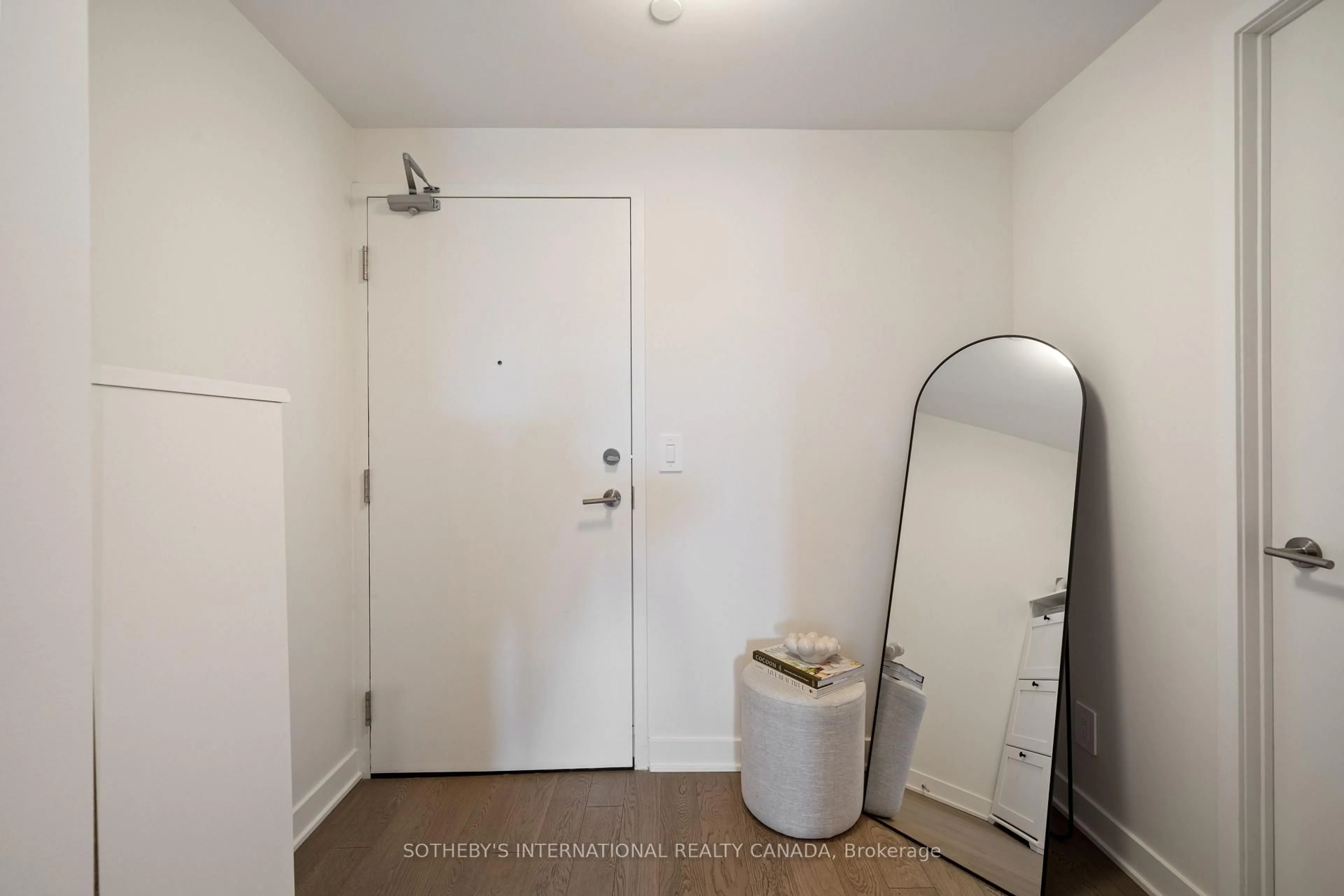 Unknown for 2720 Dundas St #323, Toronto Ontario M6P 1Y2