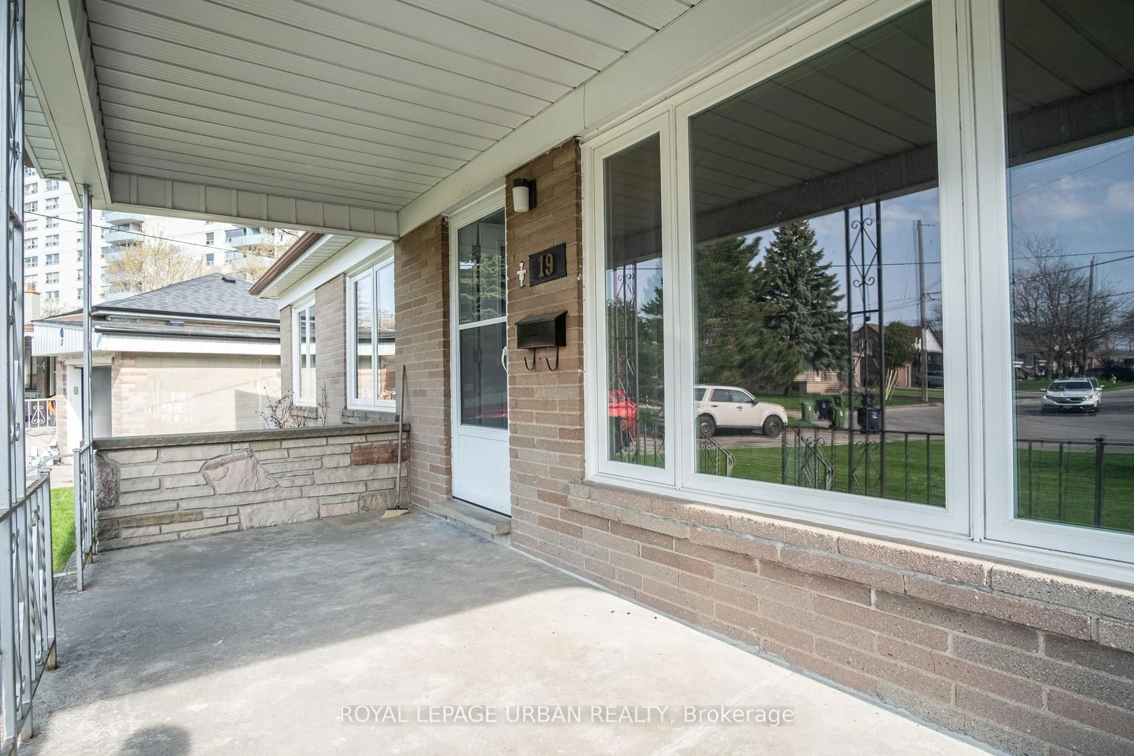 Patio, street for 19 Battersea Cres, Toronto Ontario M6L 1G7