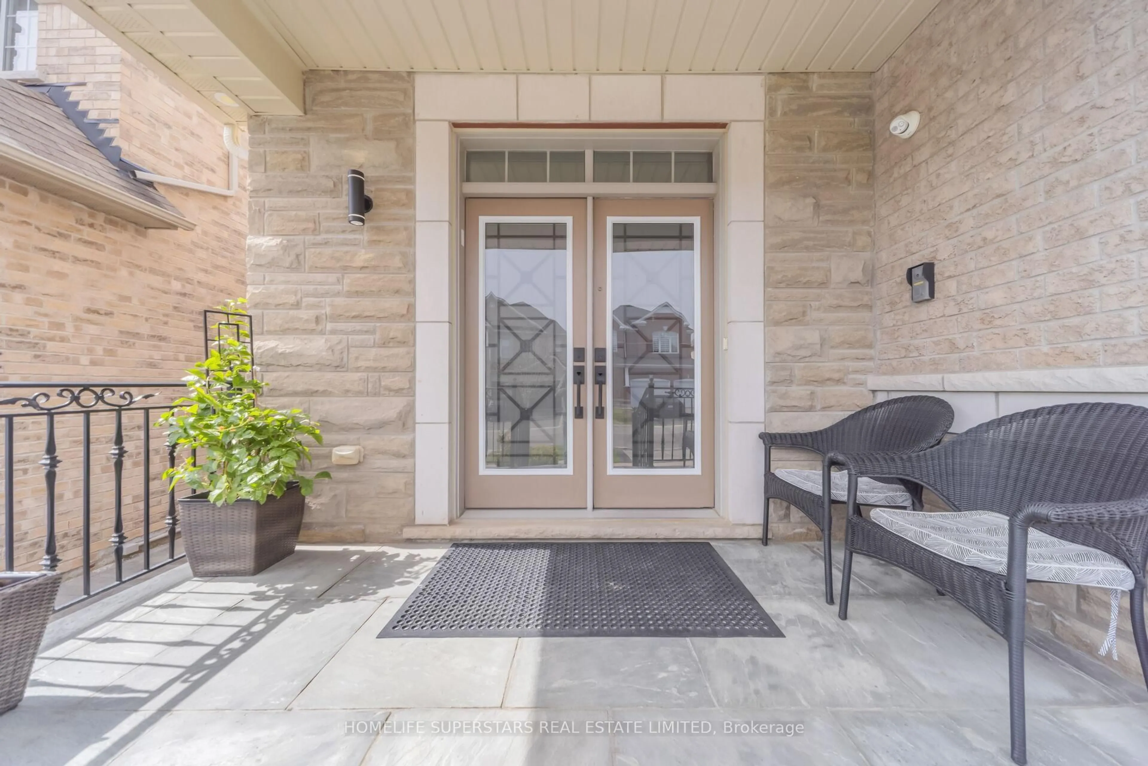 Indoor entryway for 8 Lisson Cres, Brampton Ontario L6X 5H8