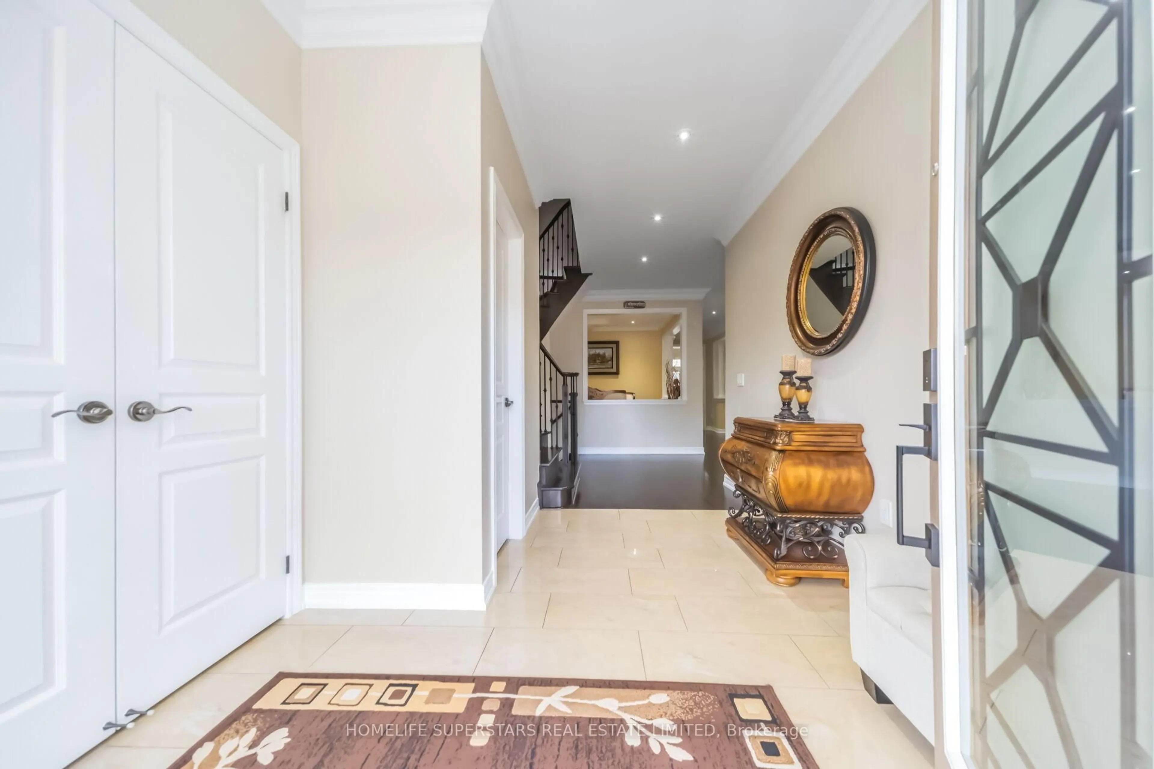 Indoor foyer for 8 Lisson Cres, Brampton Ontario L6X 5H8