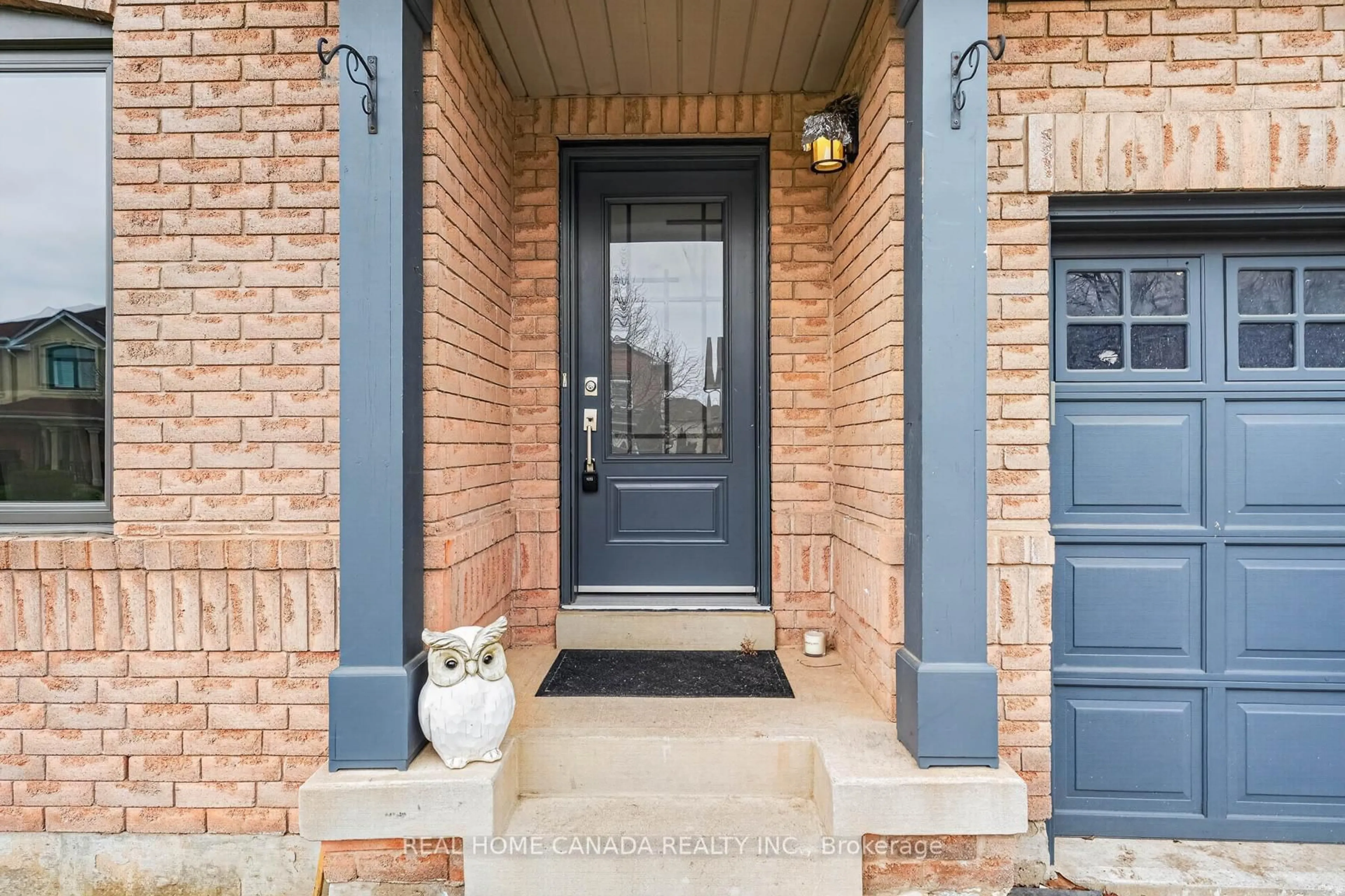 Indoor entryway for 1026 Gordon Hts, Milton Ontario L9T 5S9