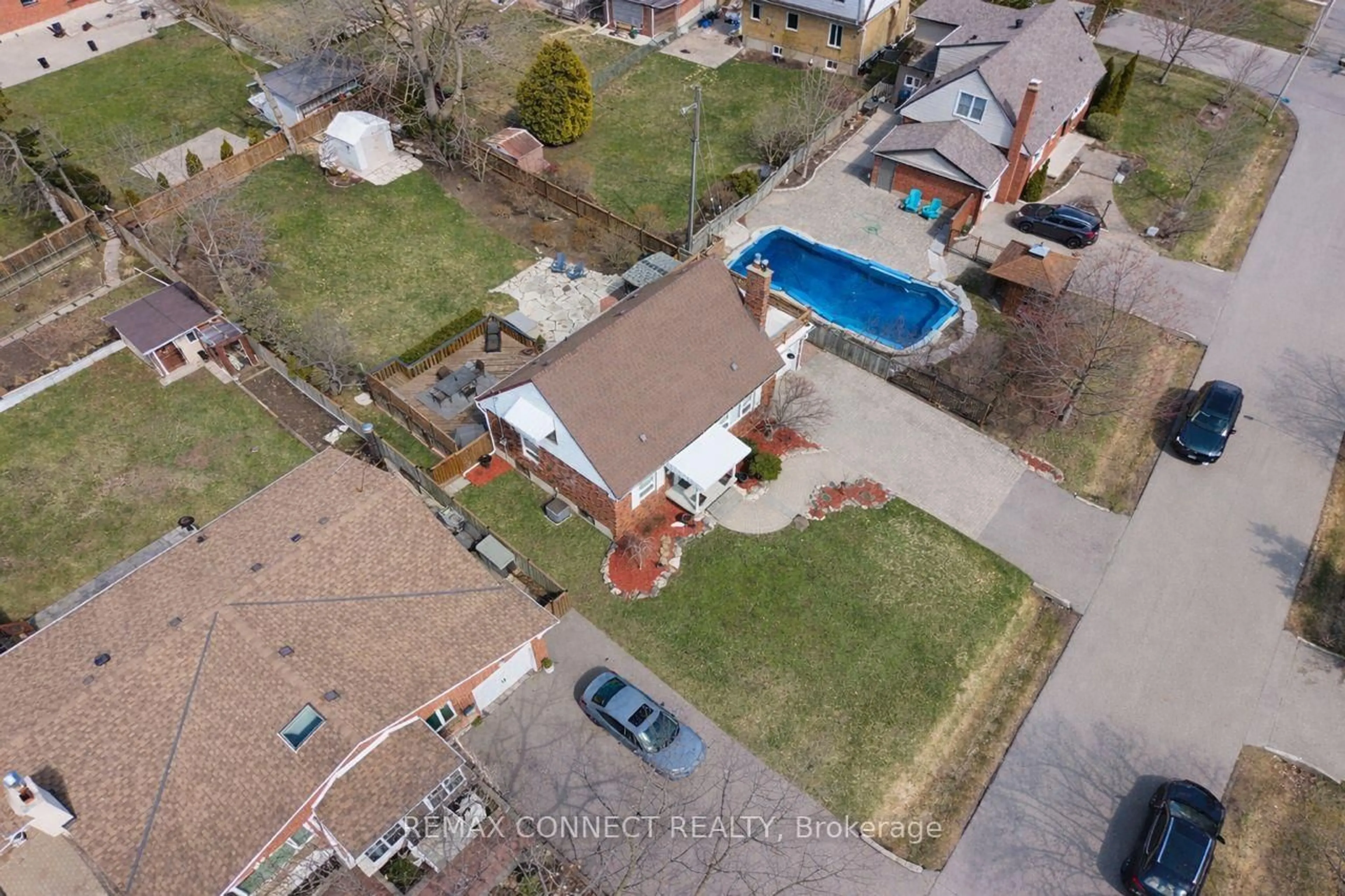 A pic from outside/outdoor area/front of a property/back of a property/a pic from drone, street for 961 Ribston Rd, Mississauga Ontario L4Y 1B5