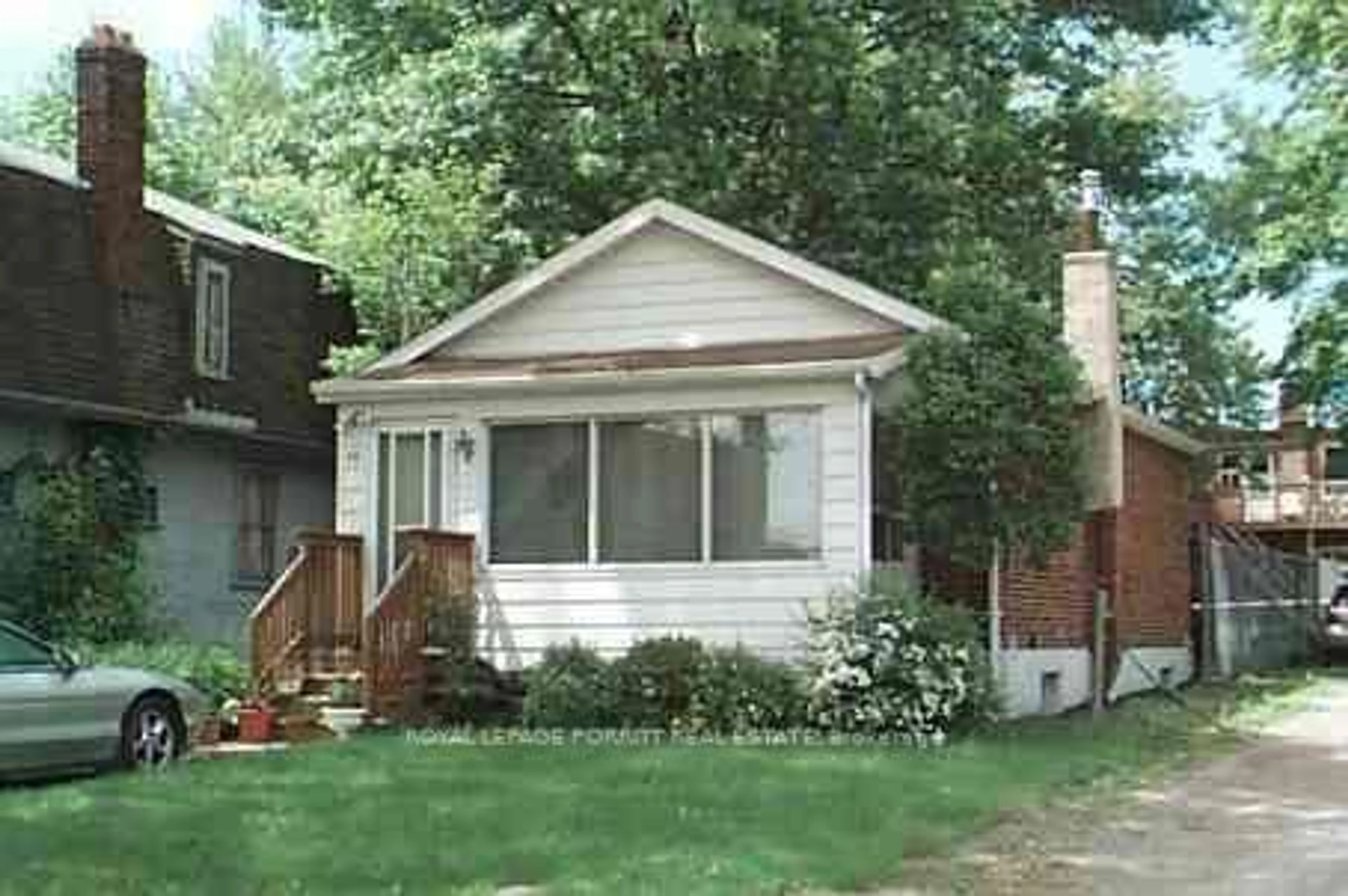 Home with vinyl exterior material, street for 86 Ash Cres, Toronto Ontario M8W 1E6