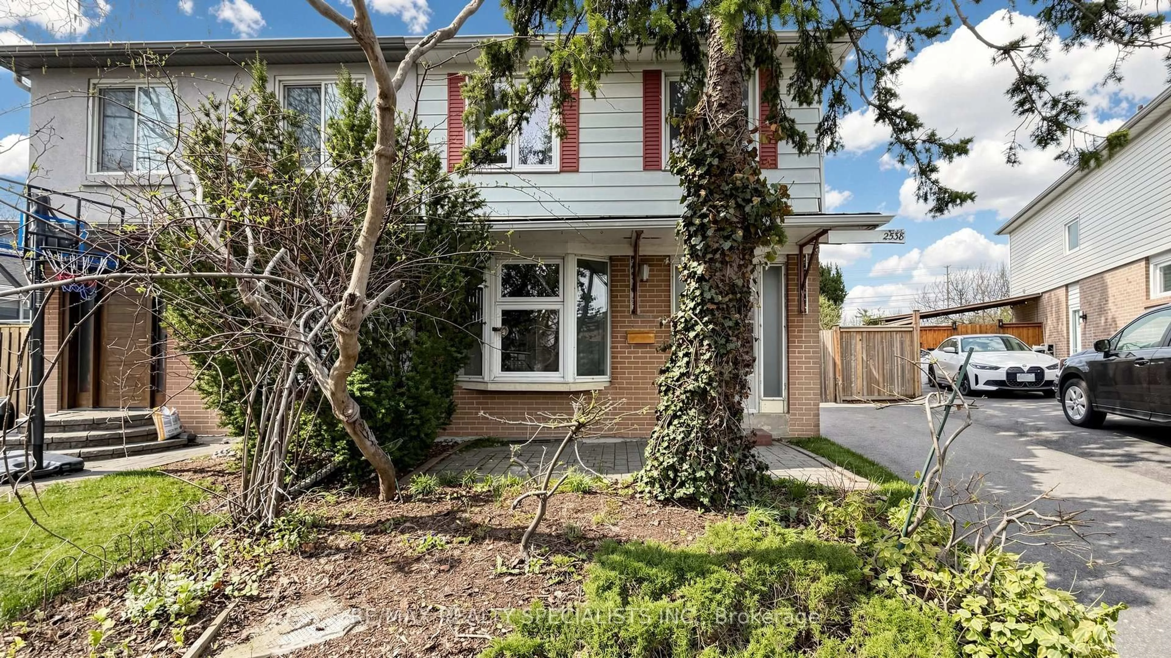 Home with brick exterior material, street for 2538 Barcella Cres, Mississauga Ontario L5K 1E2