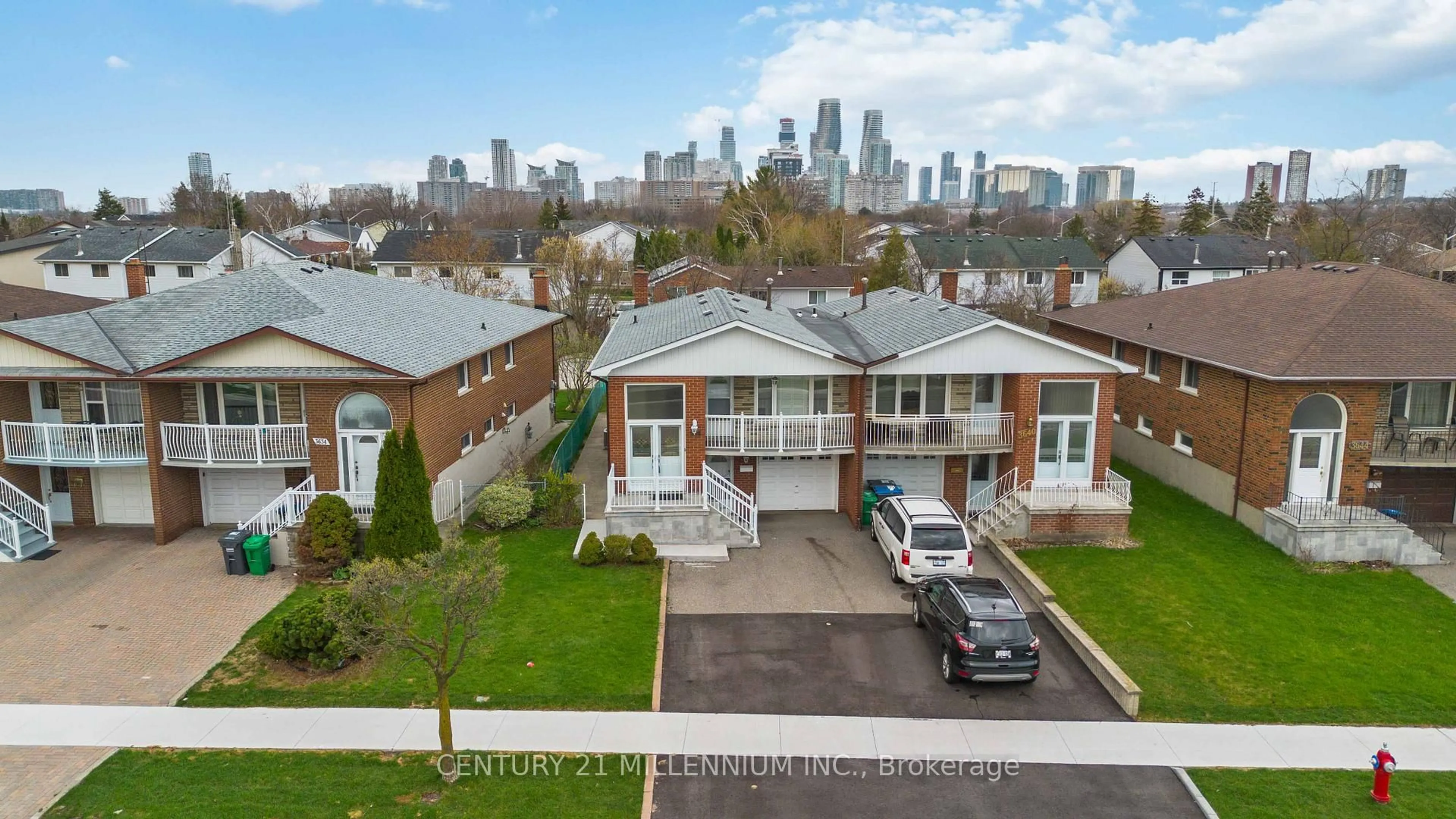 A pic from outside/outdoor area/front of a property/back of a property/a pic from drone, city buildings view from balcony for 3638 Molly Ave, Mississauga Ontario L5A 3M5