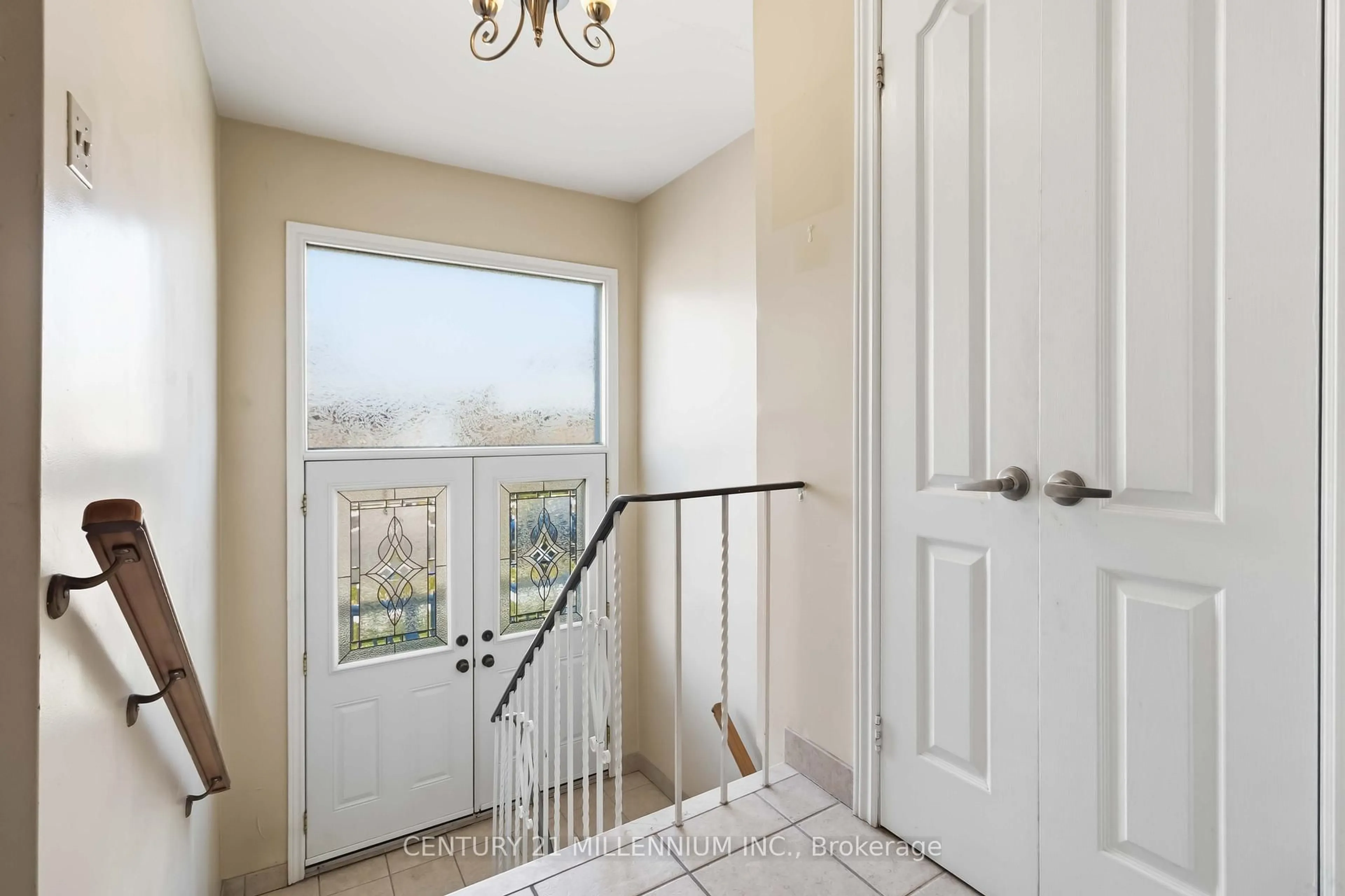 Indoor entryway for 3638 Molly Ave, Mississauga Ontario L5A 3M5