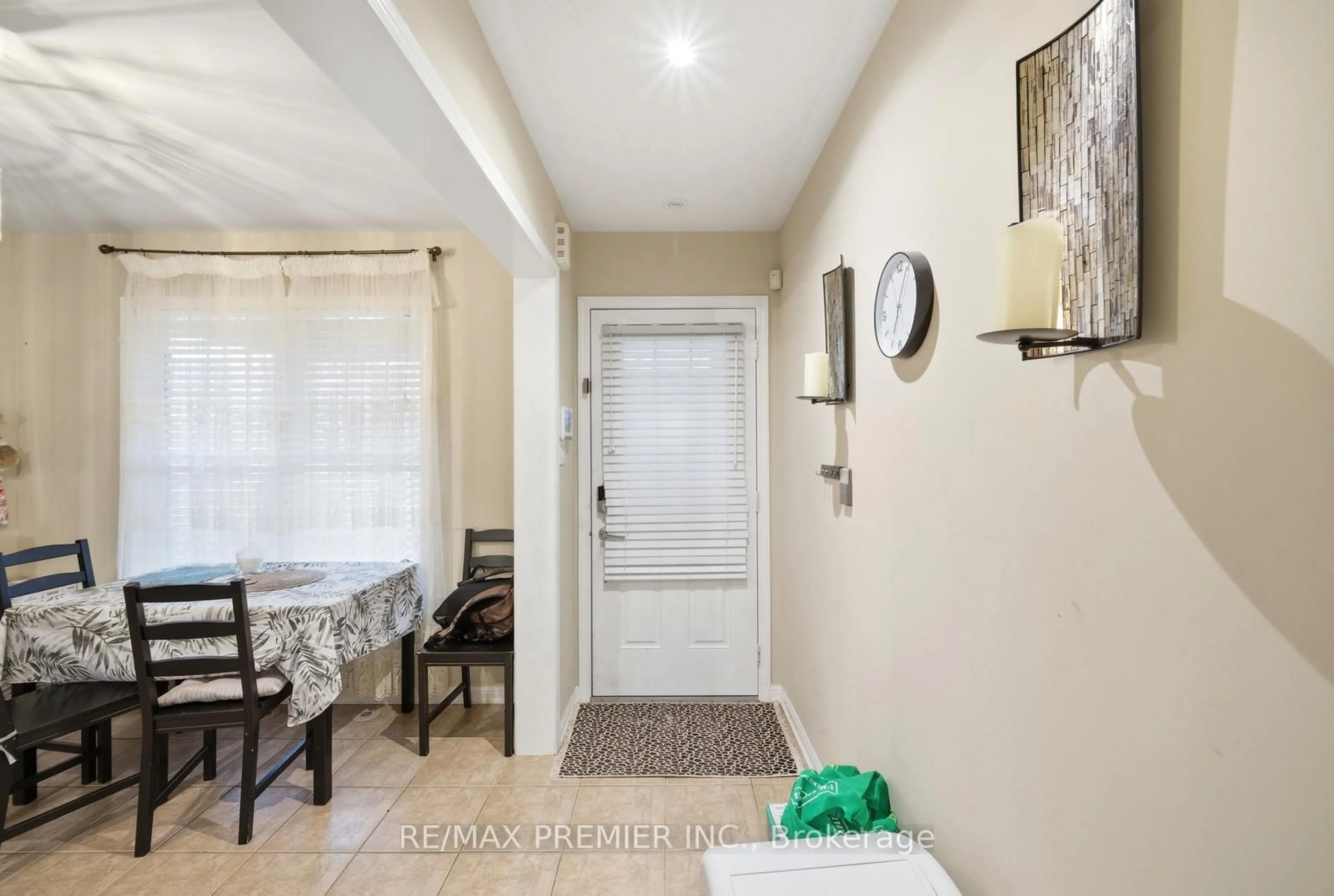 Indoor entryway for 922 Hepburn Rd, Milton Ontario L9T 0L6