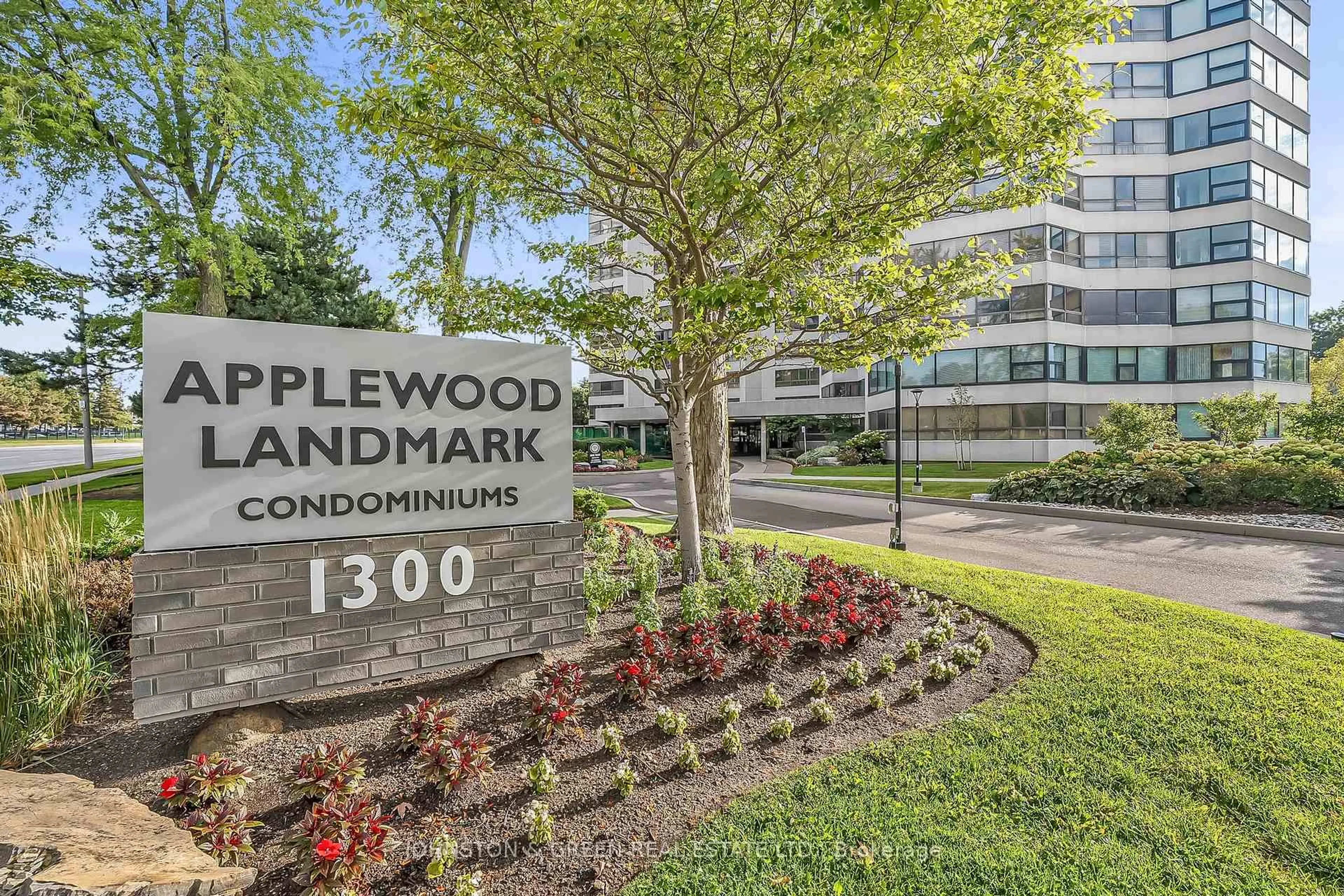 Indoor foyer for 1300 Bloor St #703, Mississauga Ontario L4Y 3Z2