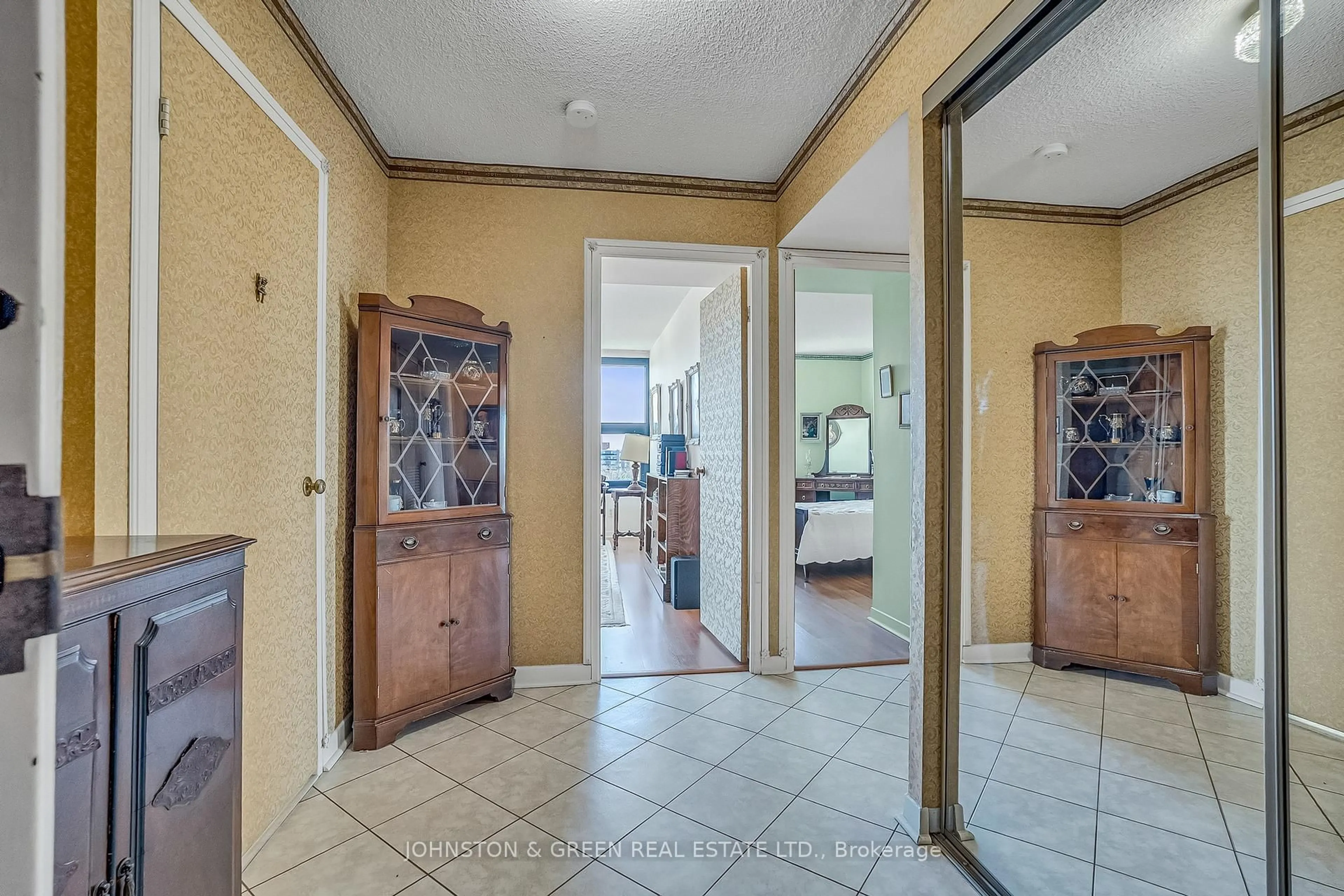 Indoor foyer for 1300 Bloor St #703, Mississauga Ontario L4Y 3Z2