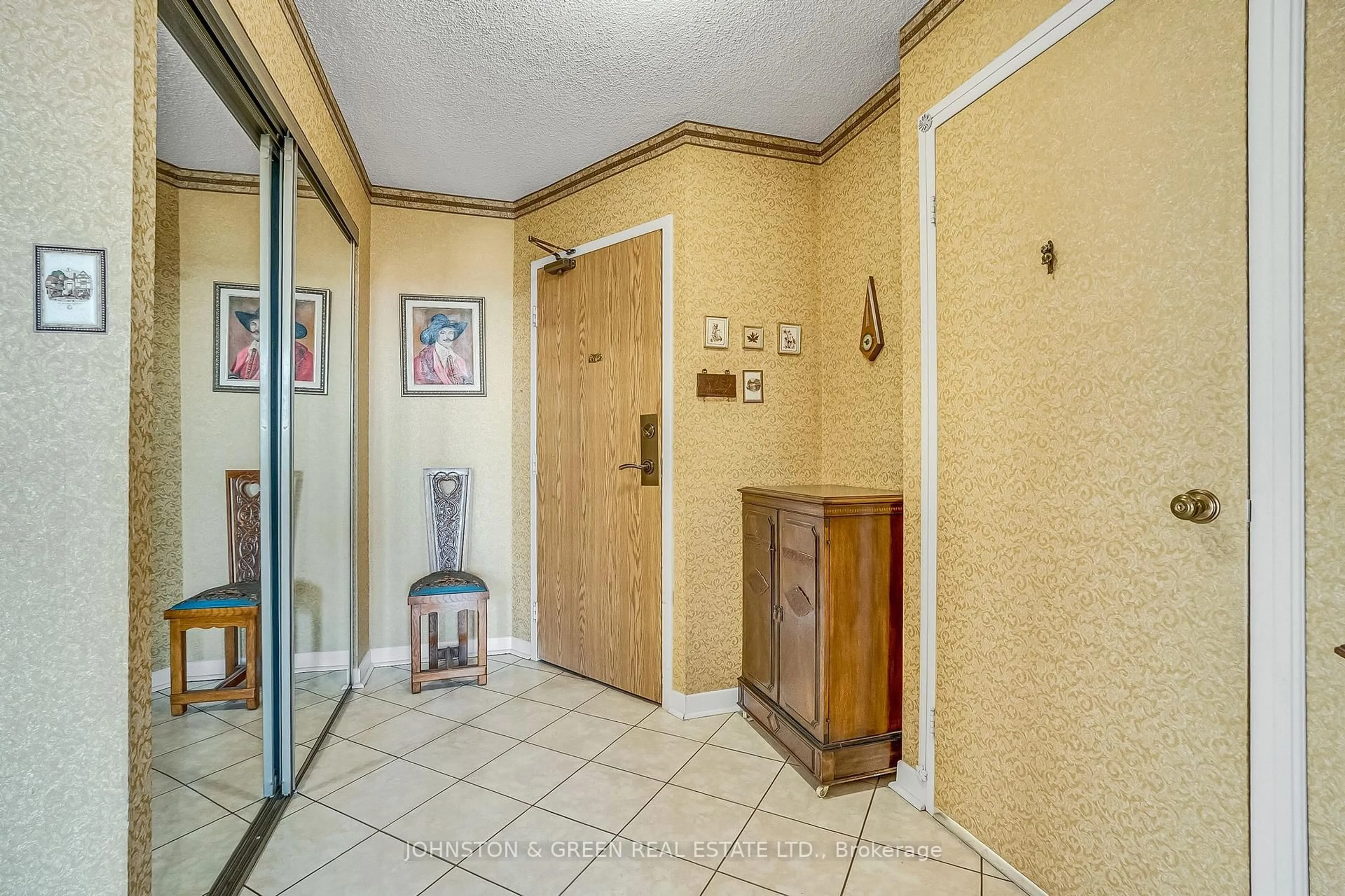 Indoor foyer for 1300 Bloor St #703, Mississauga Ontario L4Y 3Z2