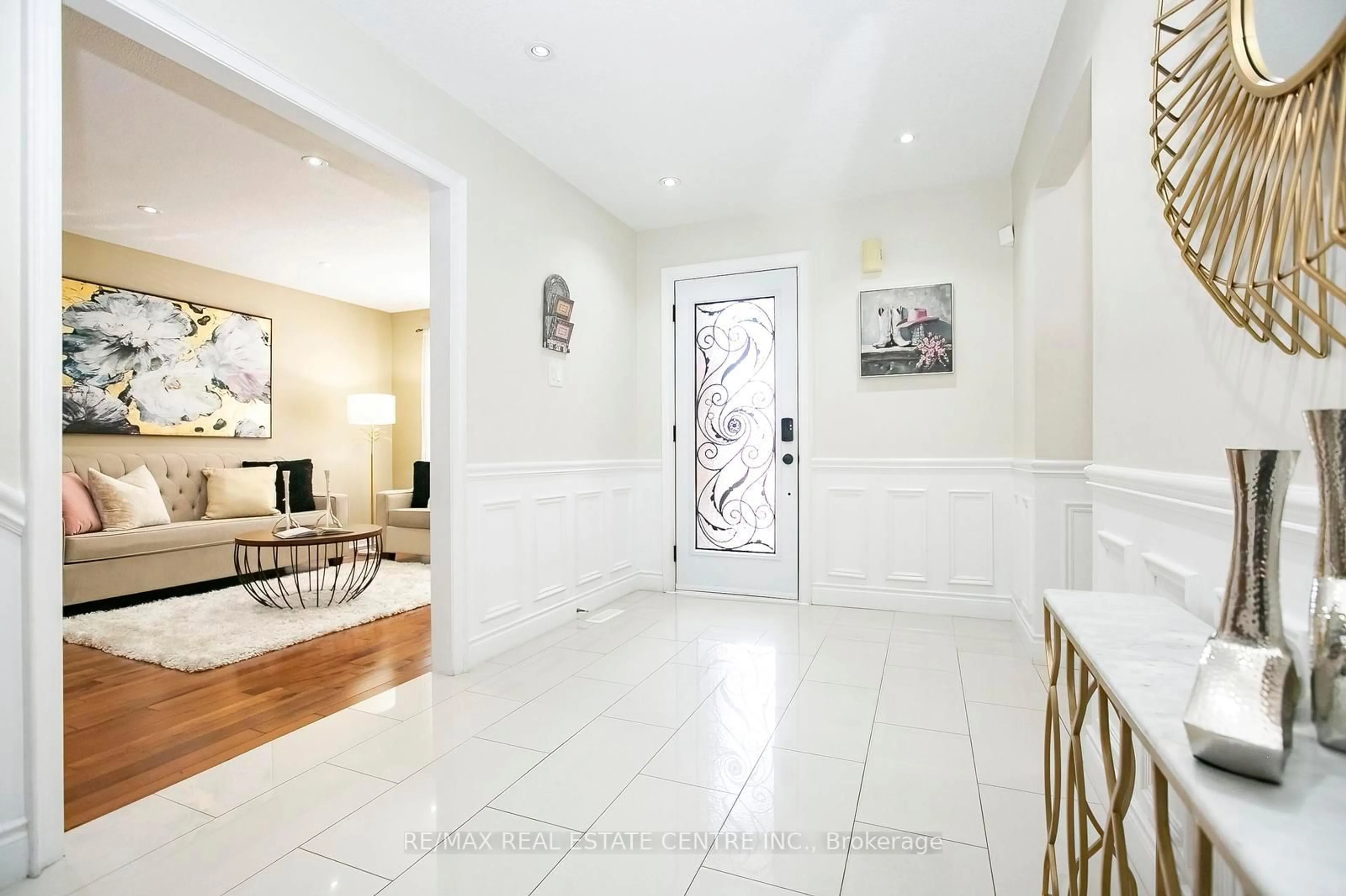 Indoor entryway for 108 Moffatt Ave, Brampton Ontario L6Y 4K9
