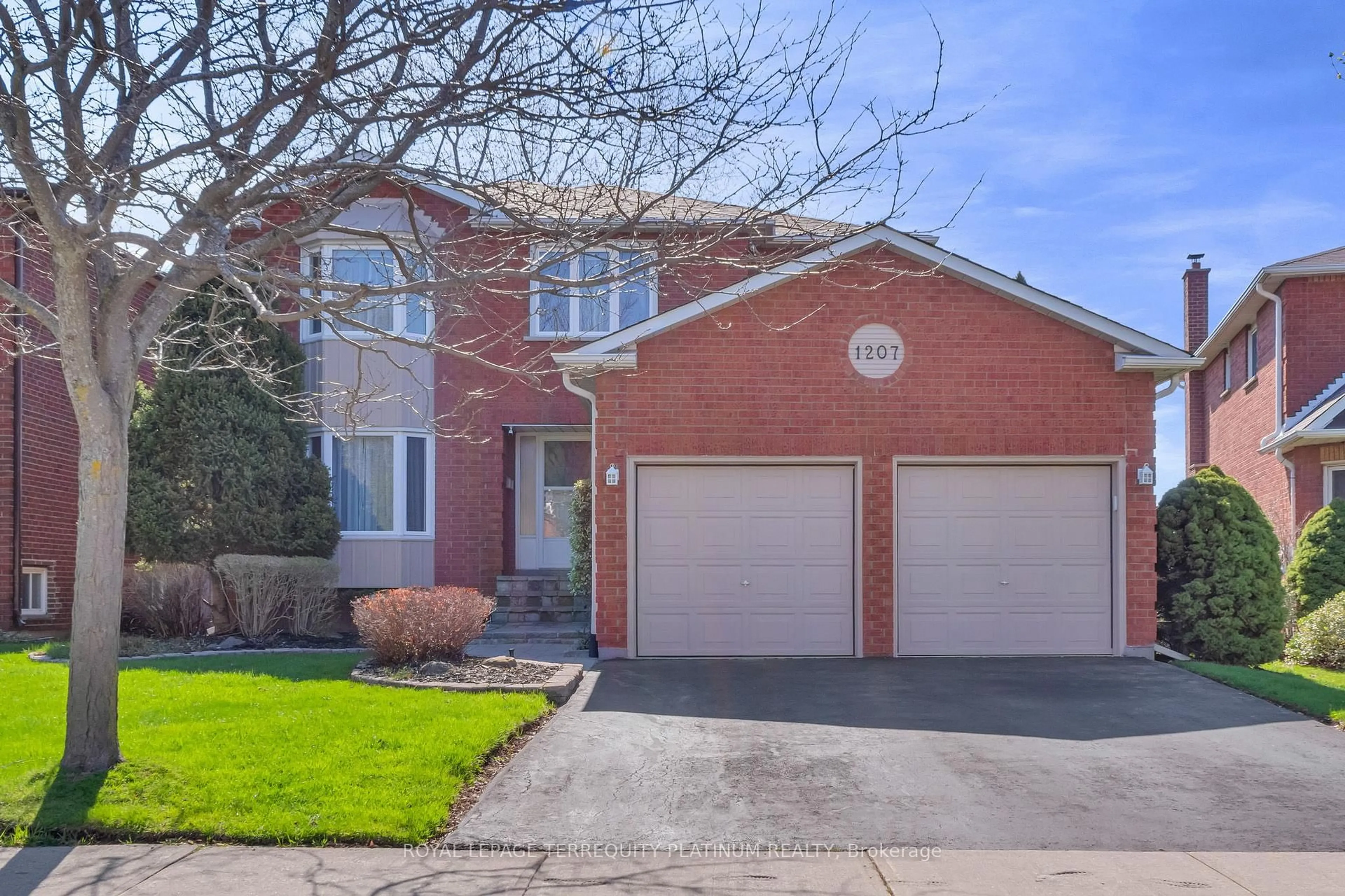 Home with brick exterior material, street for 1207 Greenwood Cres, Oakville Ontario L6J 6W6