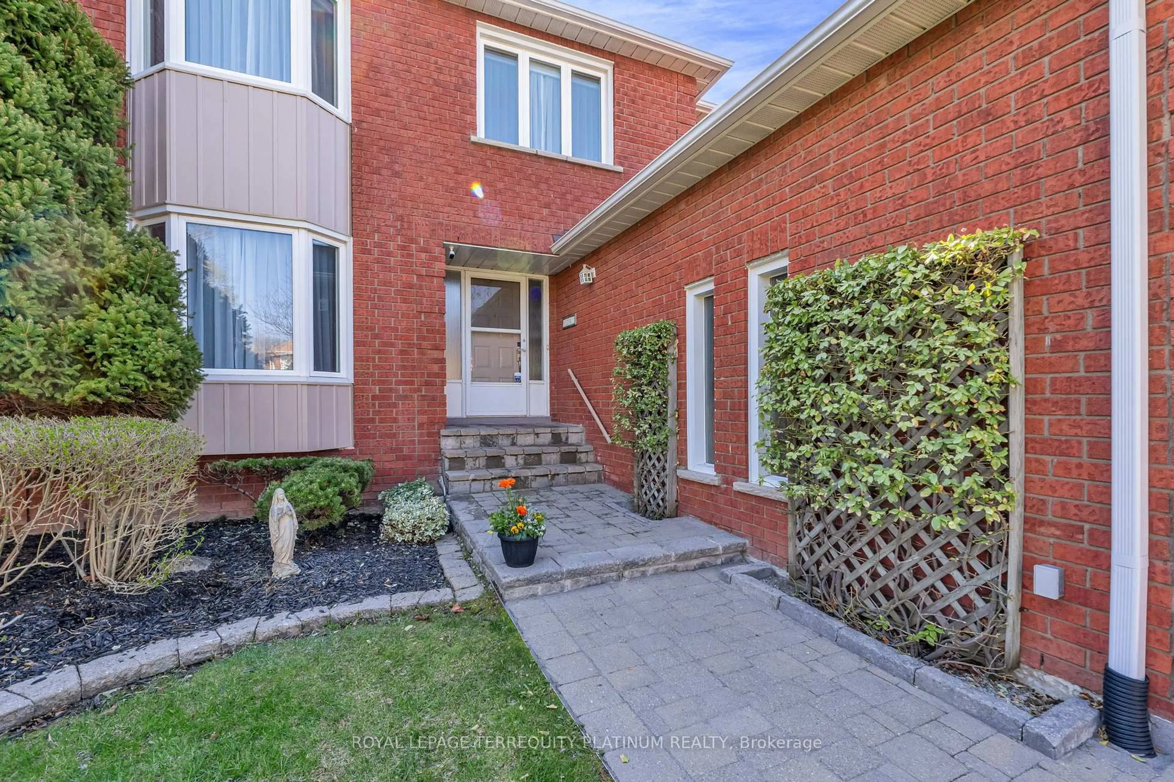 Home with brick exterior material, street for 1207 Greenwood Cres, Oakville Ontario L6J 6W6