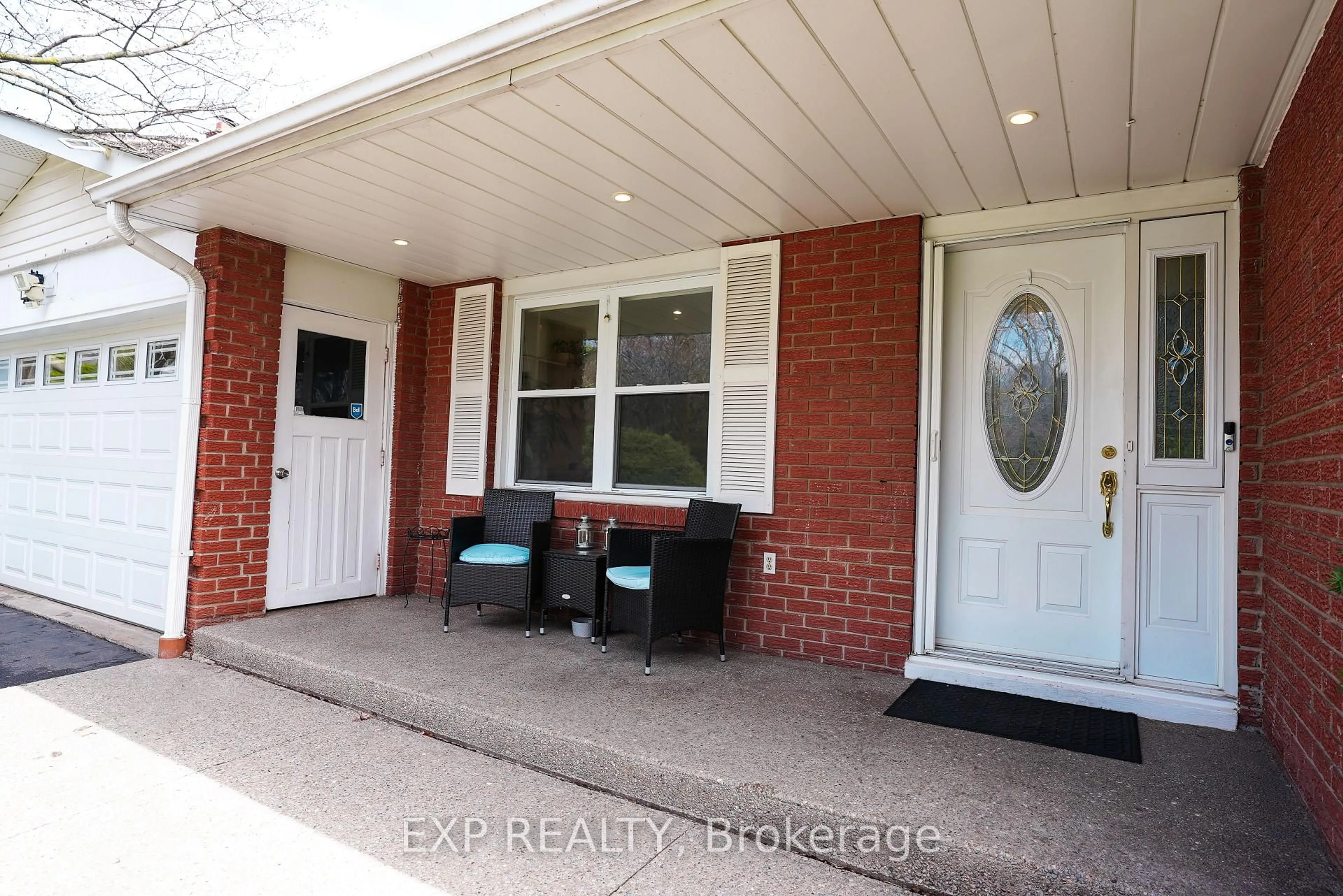 Indoor entryway for 1266 Lakeview Dr, Oakville Ontario L6H 2M8