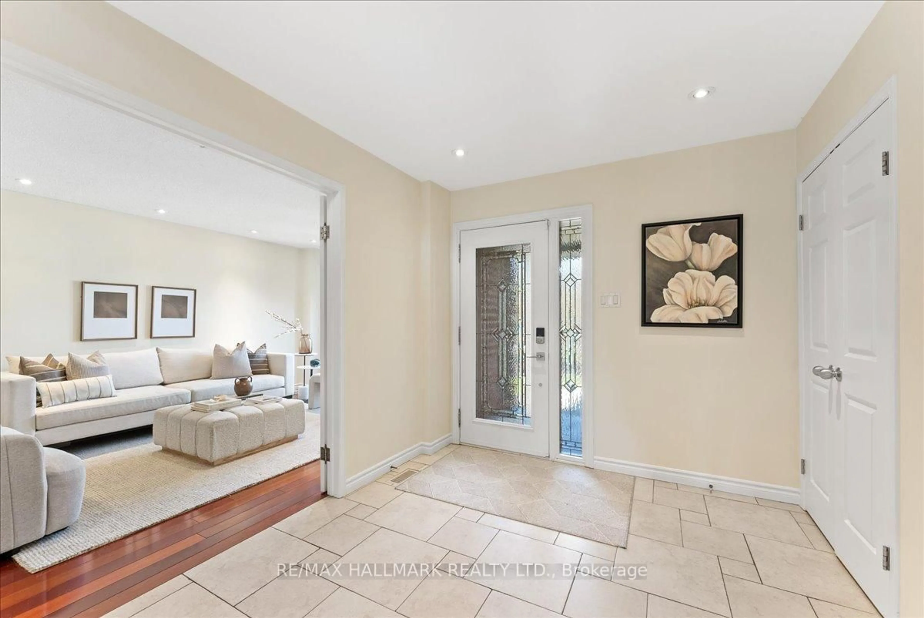 Indoor entryway for 3574 Irwin Crt, Mississauga Ontario L5L 4W3