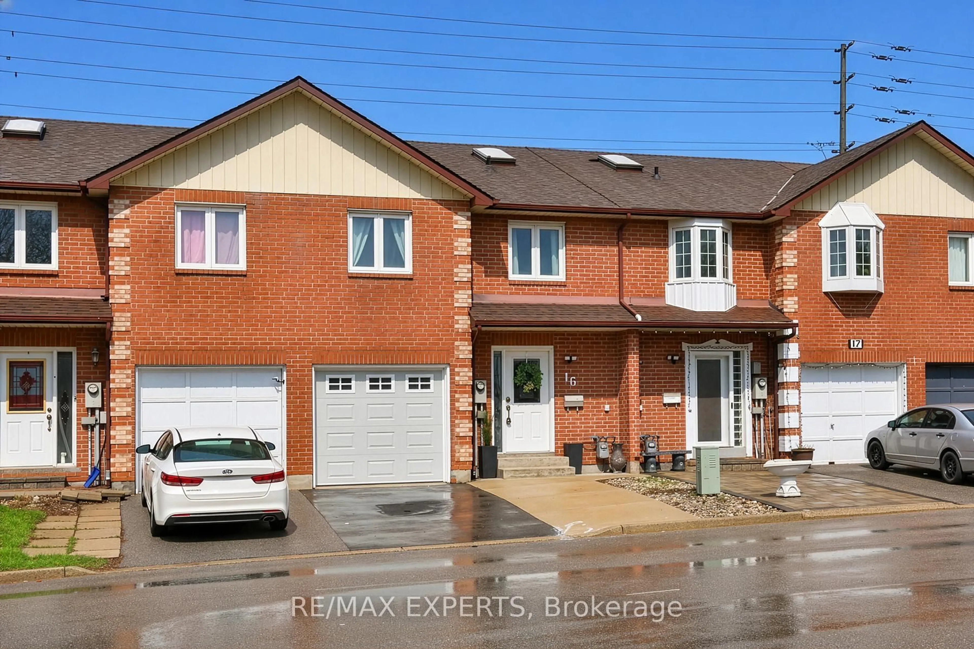 A pic from outside/outdoor area/front of a property/back of a property/a pic from drone, street for 16 Hetherington Pl, Brampton Ontario L6S 5M7