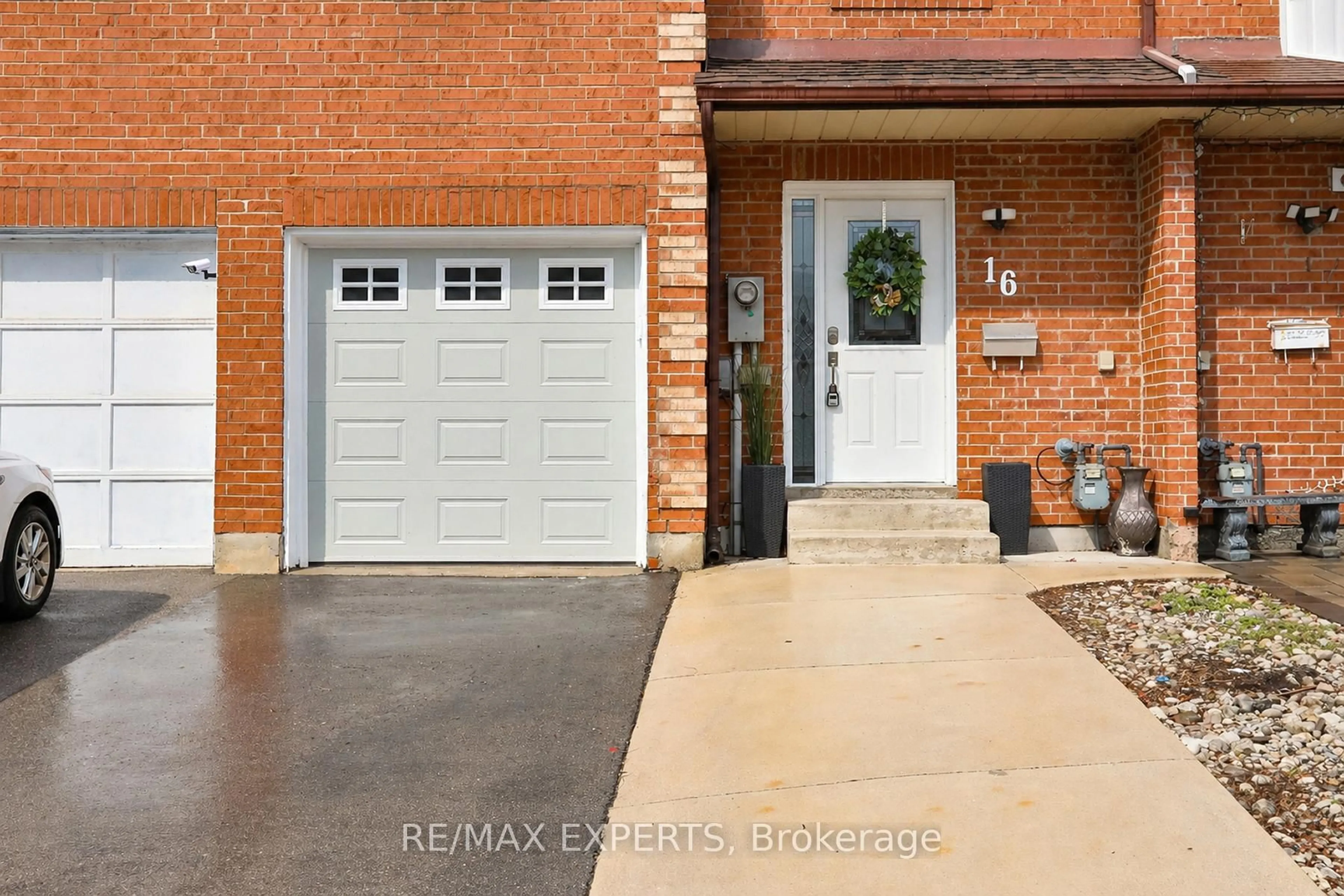 Indoor entryway for 16 Hetherington Pl, Brampton Ontario L6S 5M7