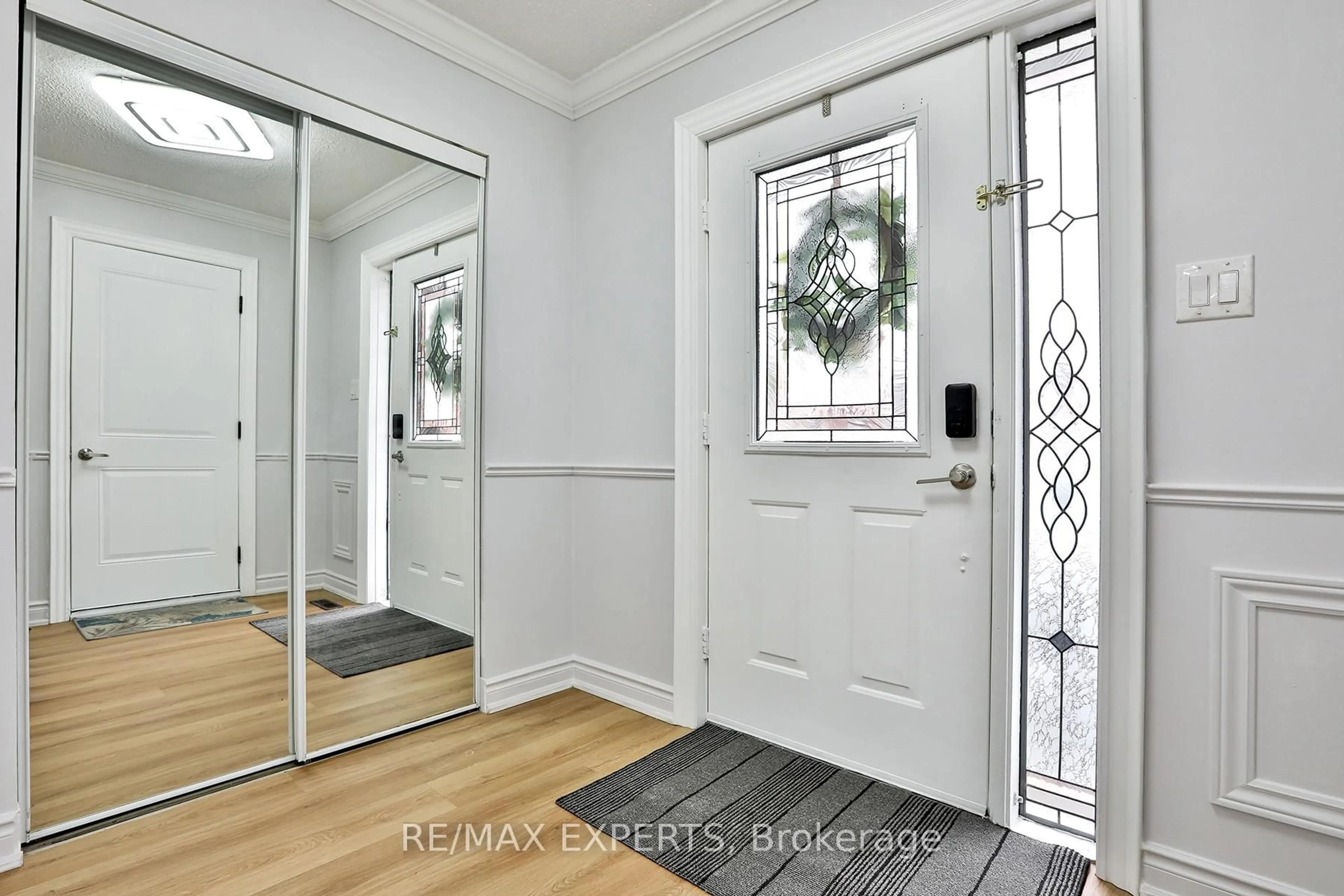 Indoor entryway for 16 Hetherington Pl, Brampton Ontario L6S 5M7