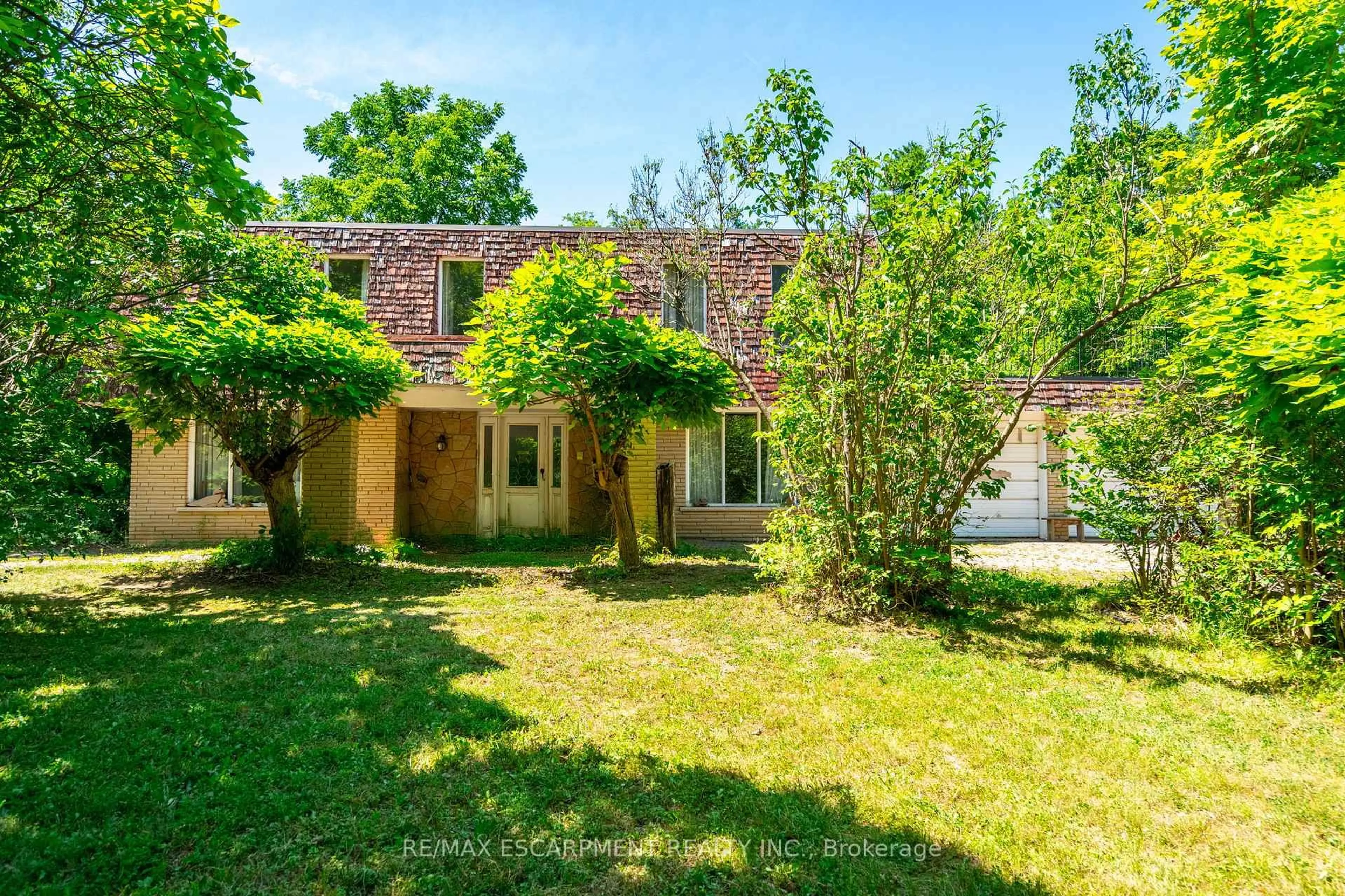 A pic from outside/outdoor area/front of a property/back of a property/a pic from drone, street for 6746 Appleby Line, Burlington Ontario L7M 0P7