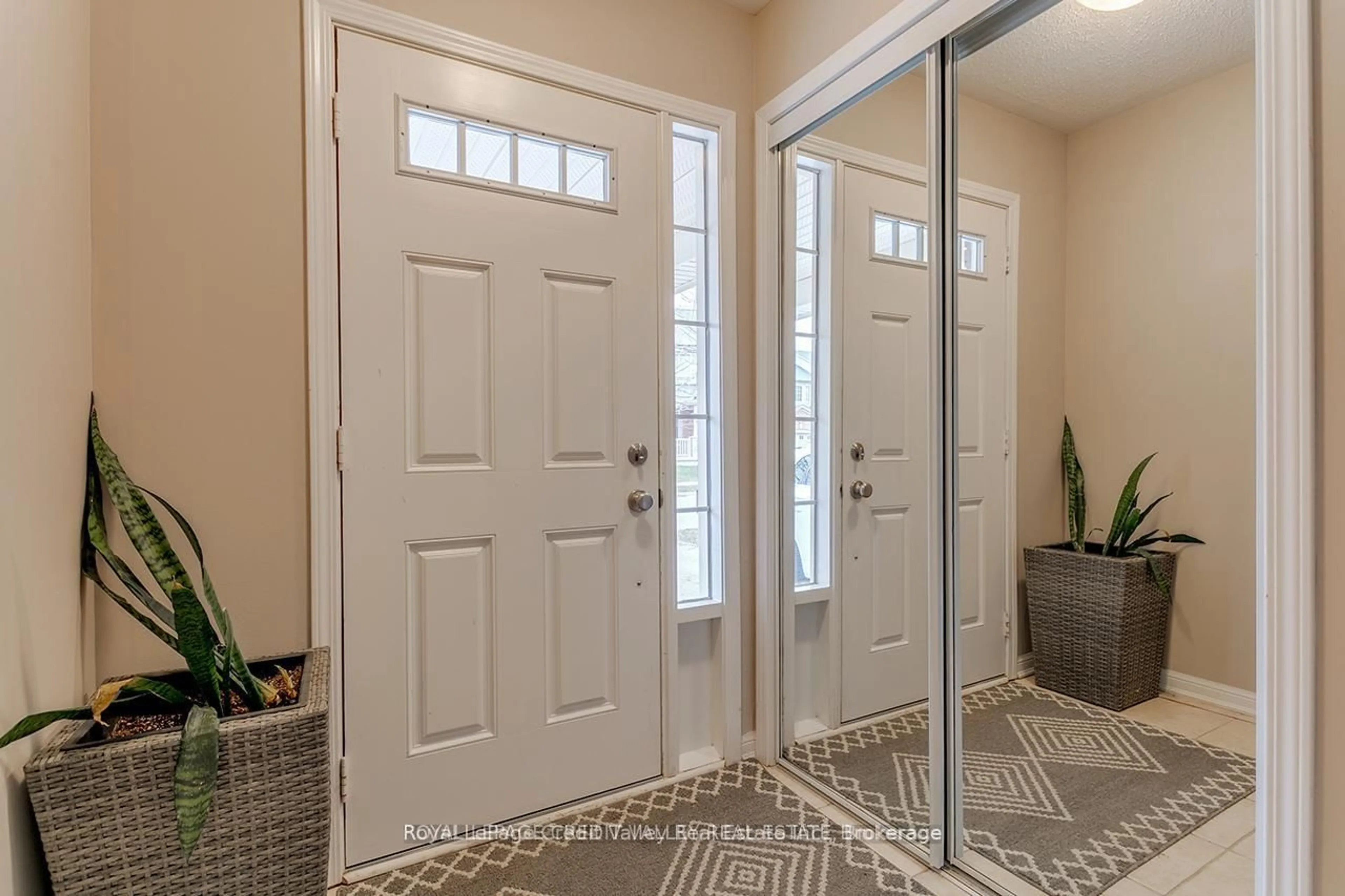 Indoor entryway for 888 Fowles Crt, Milton Ontario L9T 0Z8