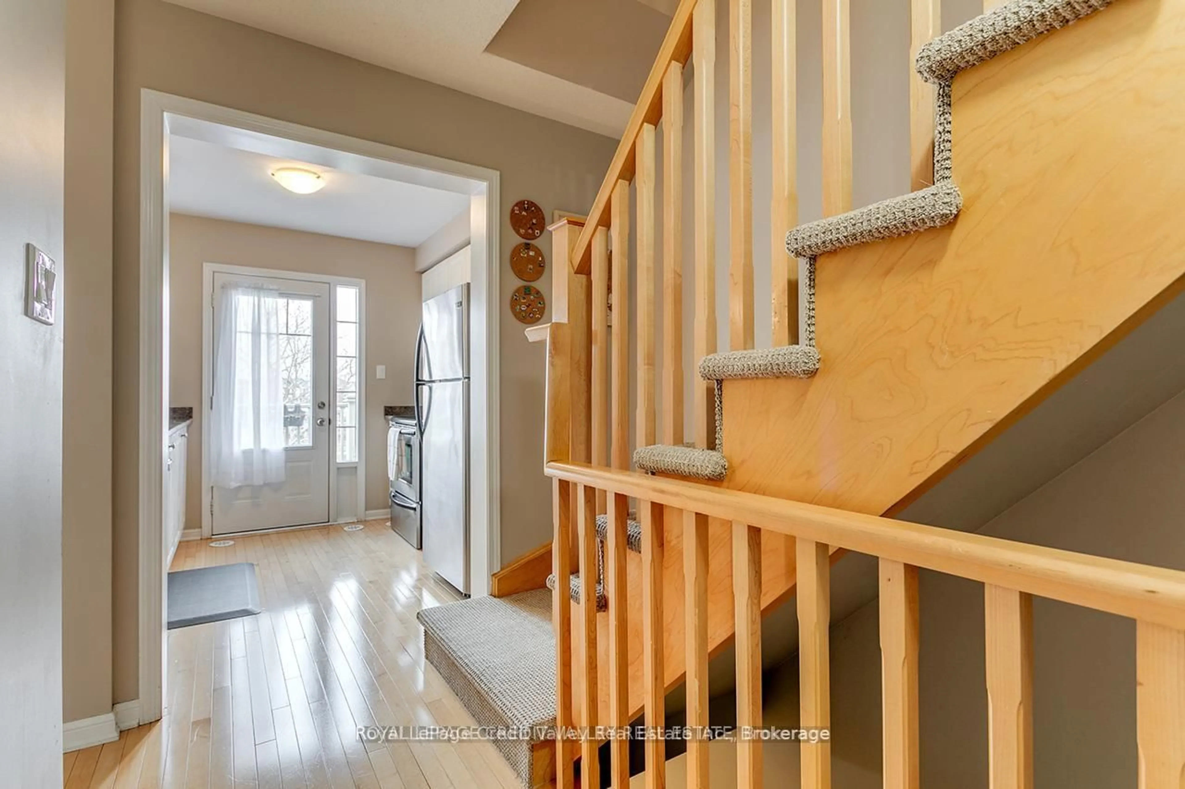 Indoor entryway for 888 Fowles Crt, Milton Ontario L9T 0Z8