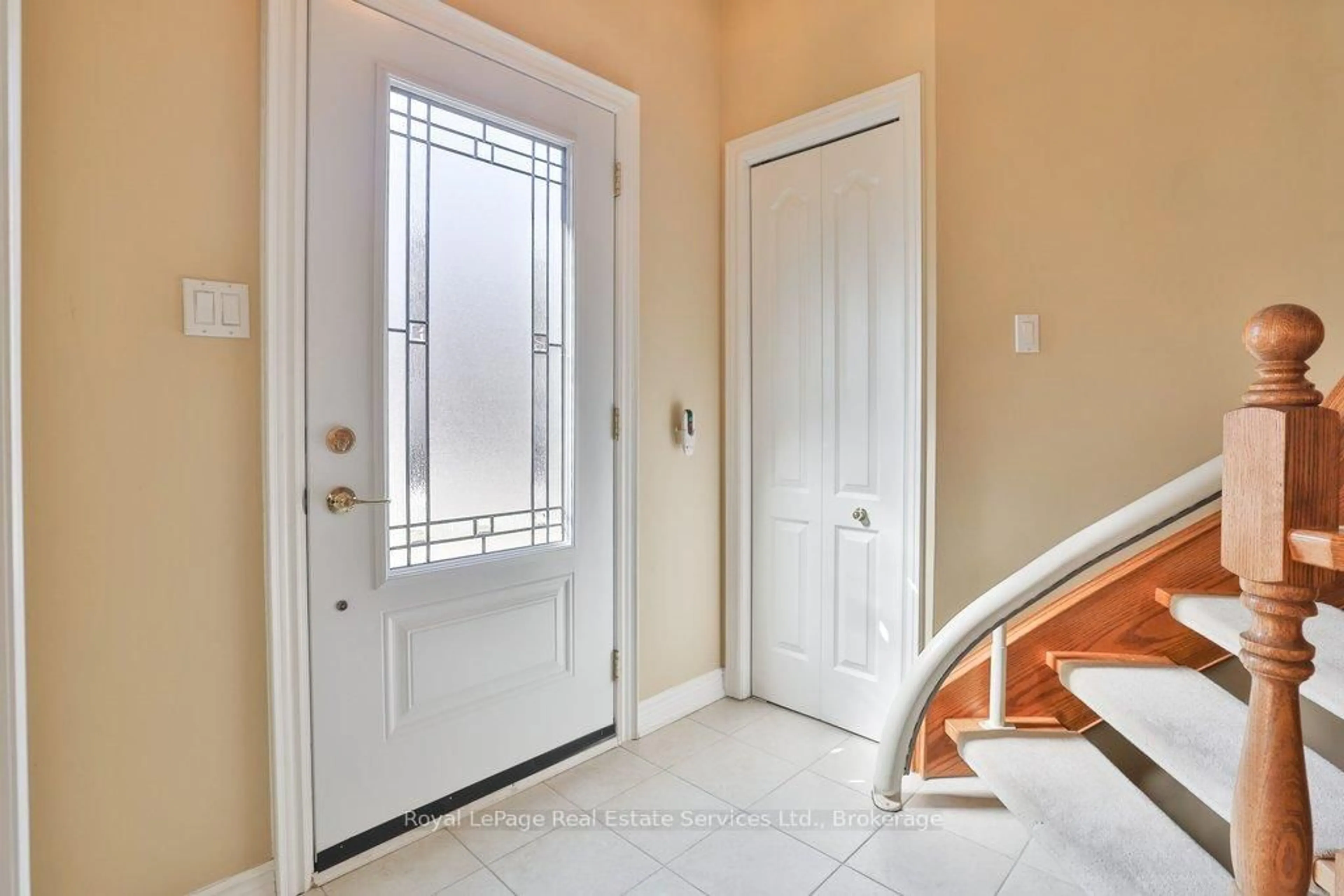 Indoor entryway for 2407 Woodward Ave #4, Burlington Ontario L7R 4J2