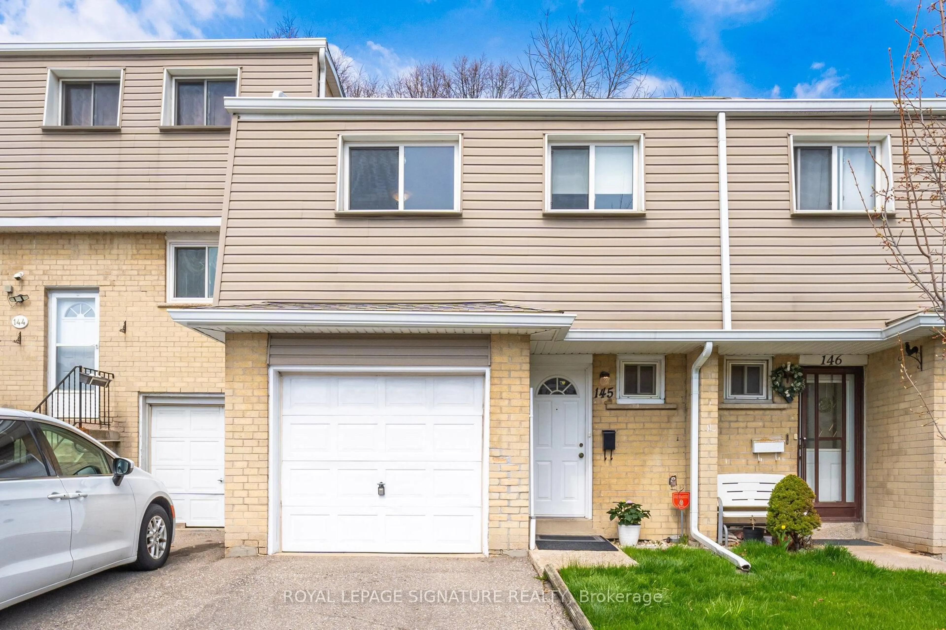 Home with vinyl exterior material, street for 400 Mississauga Valley Blvd #145, Mississauga Ontario L5A 3N6