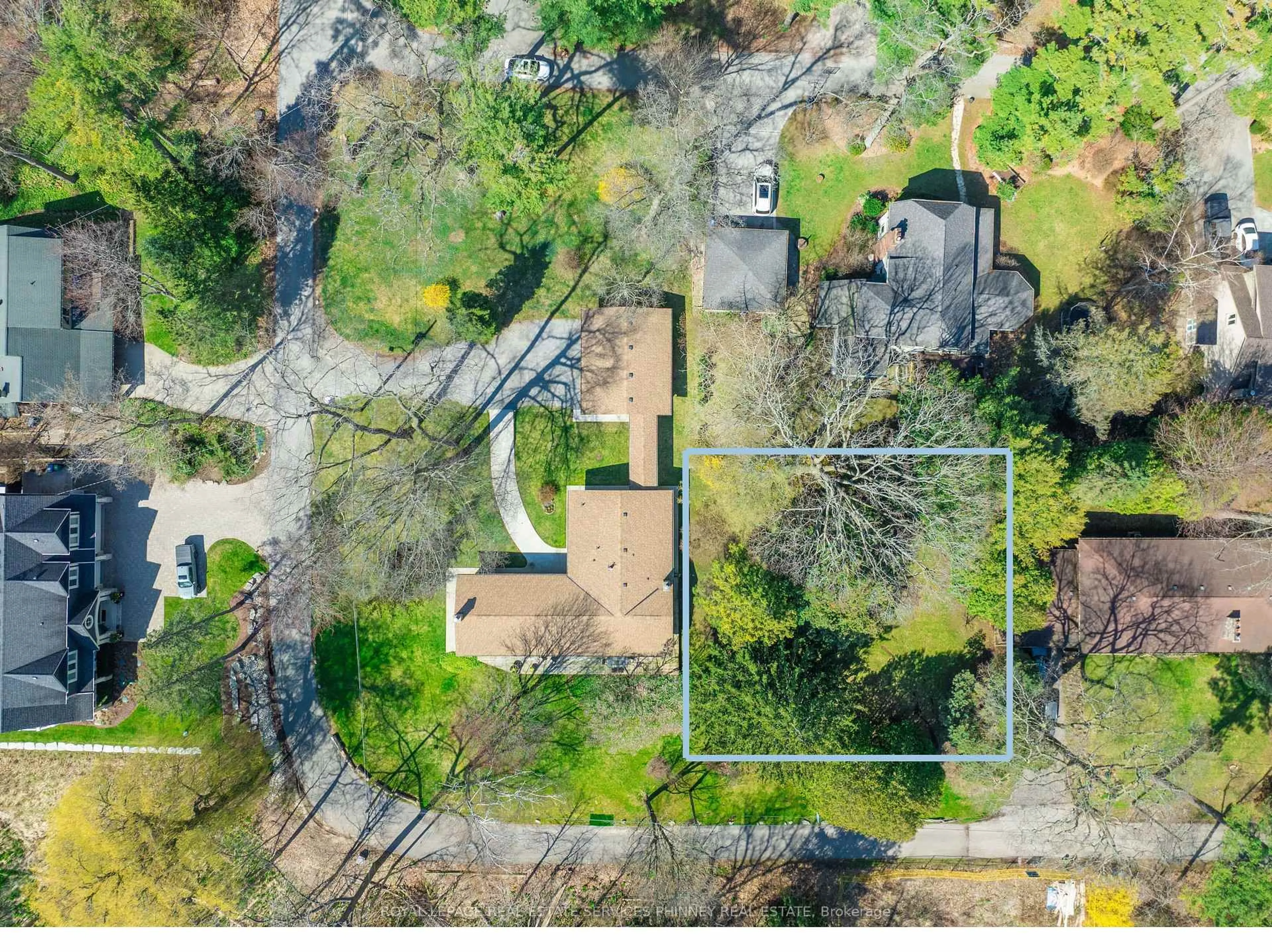 A pic from outside/outdoor area/front of a property/back of a property/a pic from drone, street for 845 Chaucer Ave, Mississauga Ontario L5H 2Z5