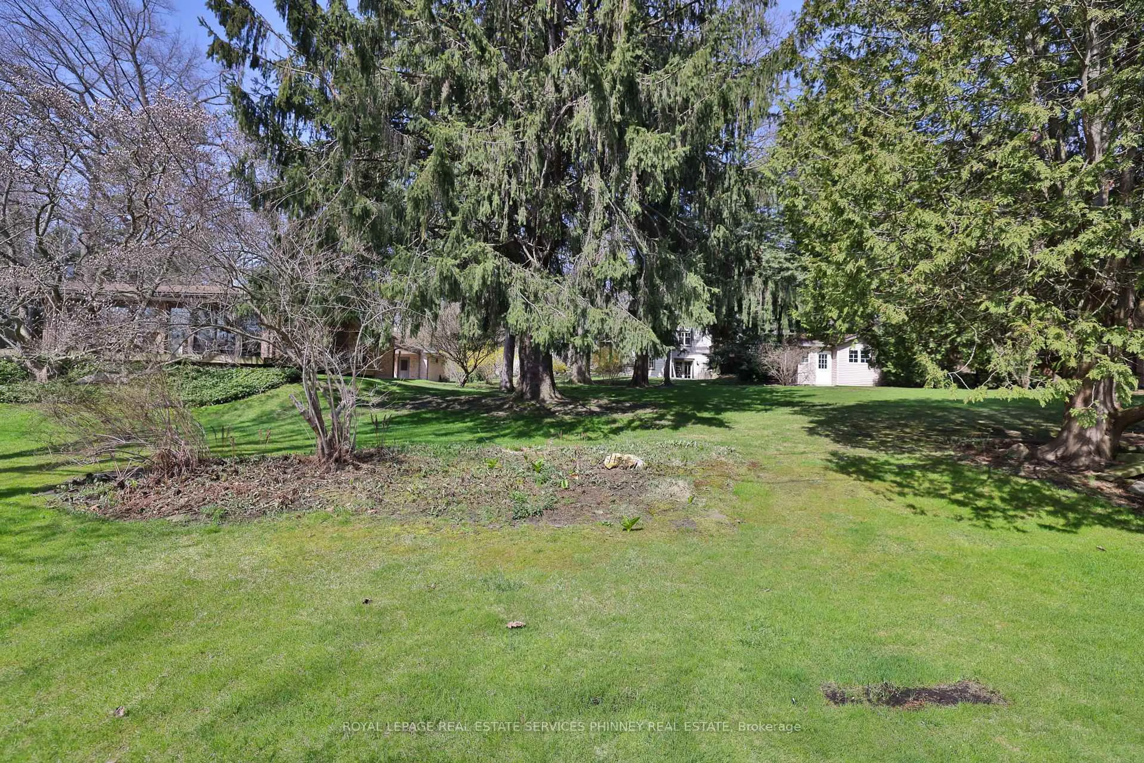 A pic from outside/outdoor area/front of a property/back of a property/a pic from drone, forest/trees view for 845 Chaucer Ave, Mississauga Ontario L5H 2Z5