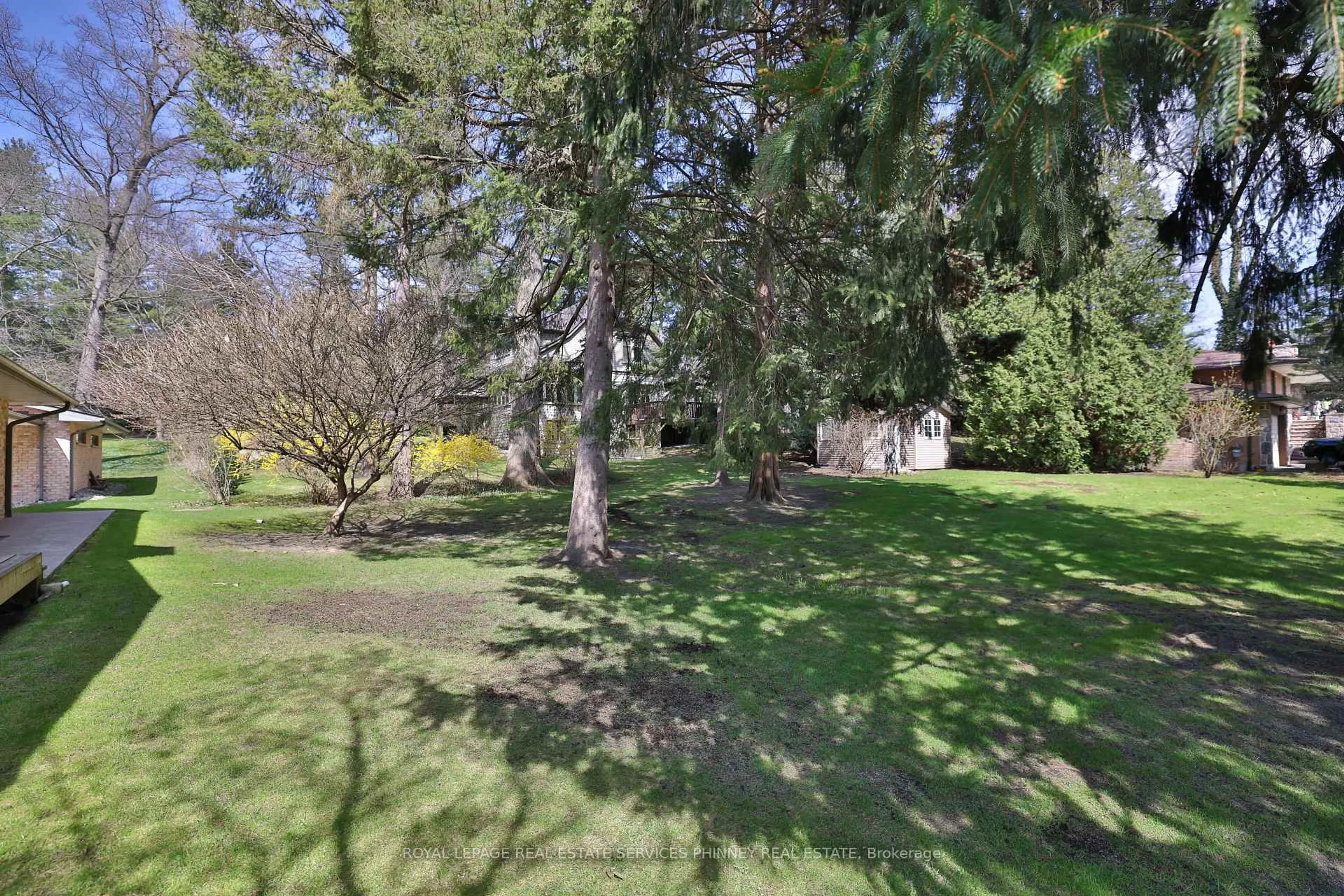 A pic from outside/outdoor area/front of a property/back of a property/a pic from drone, forest/trees view for 845 Chaucer Ave, Mississauga Ontario L5H 2Z5