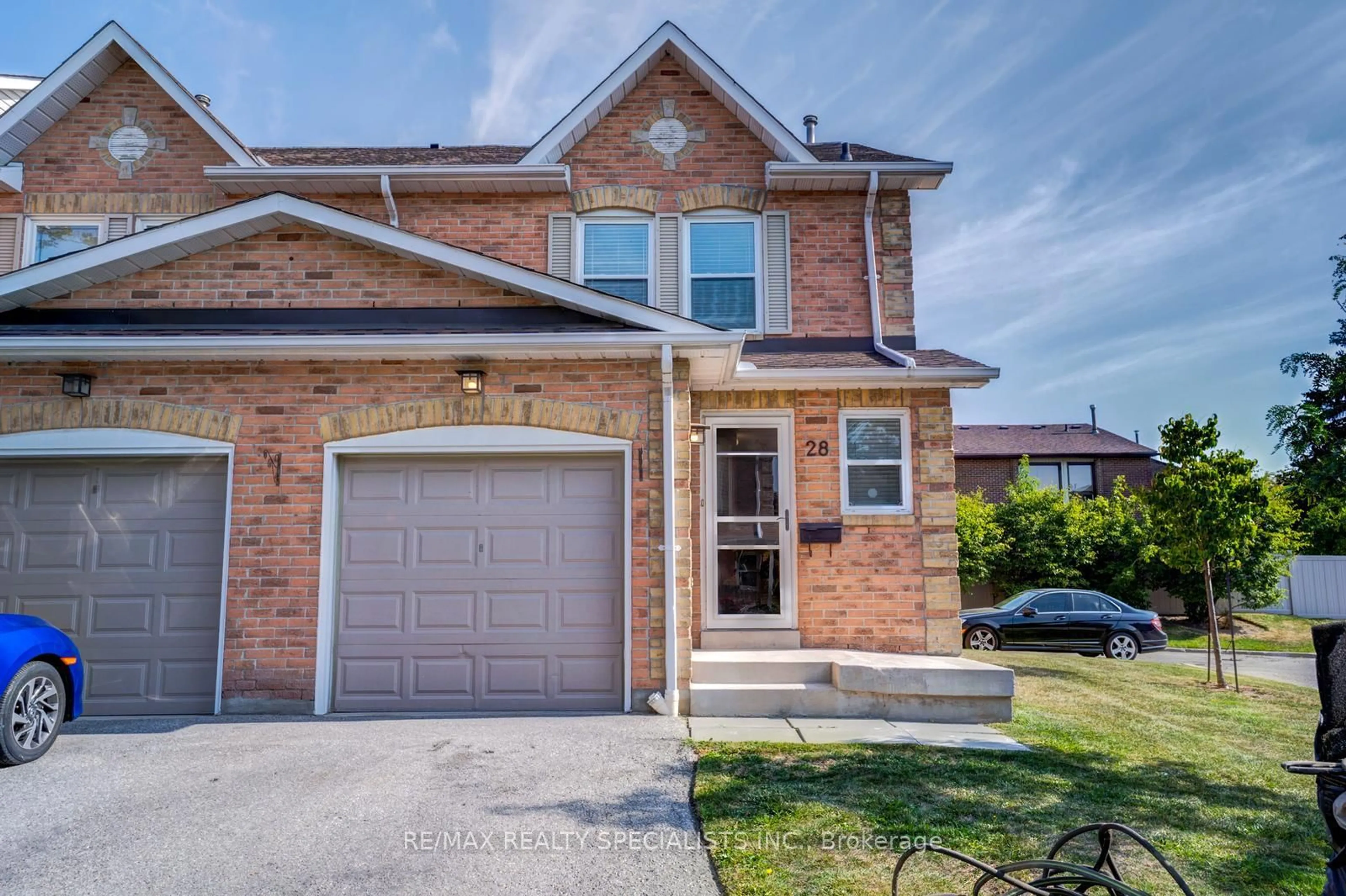 Home with brick exterior material, street for 1039 Cedarglen Gate #28, Mississauga Ontario L5C 3A7