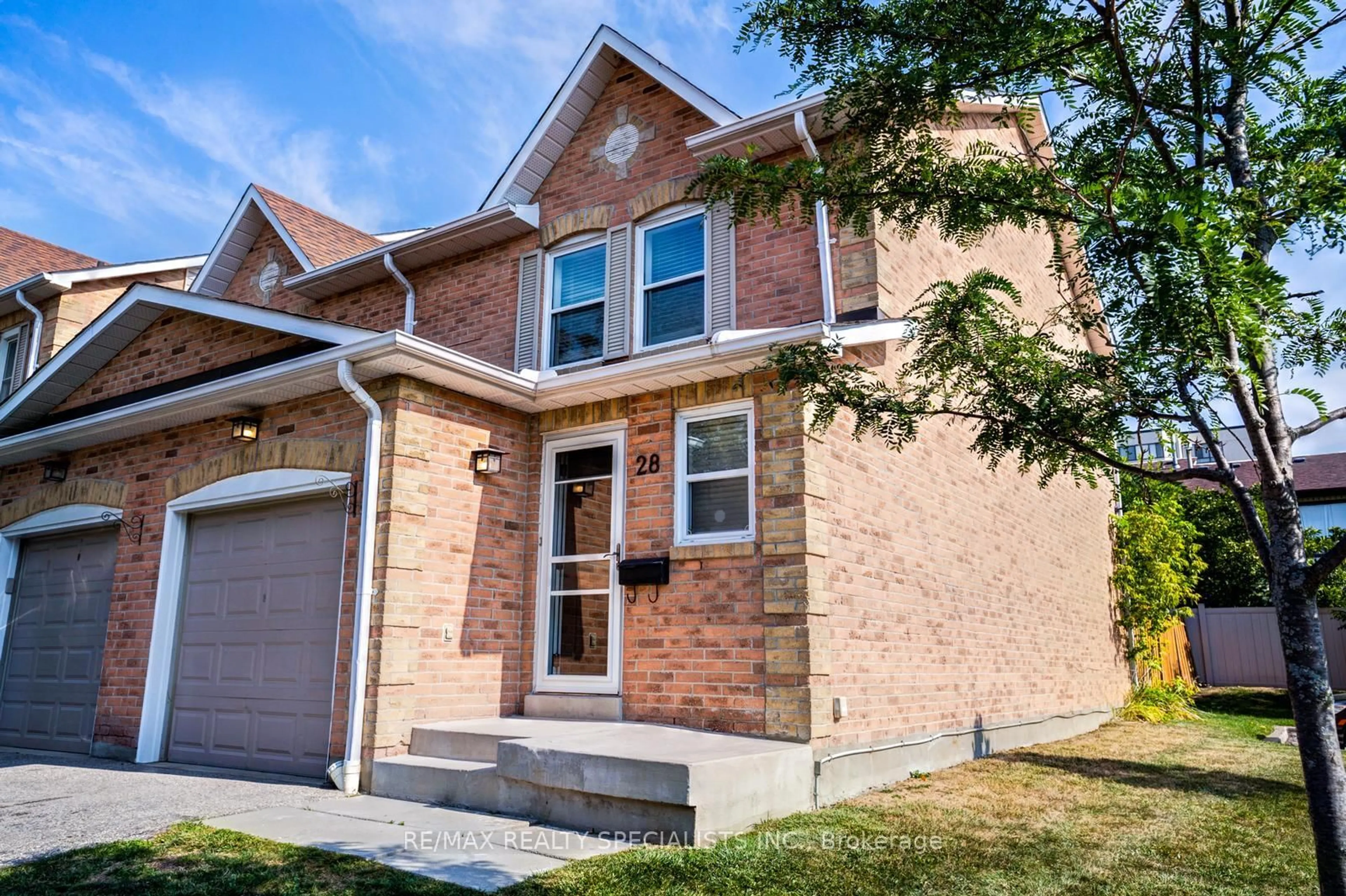 Home with brick exterior material, street for 1039 Cedarglen Gate #28, Mississauga Ontario L5C 3A7
